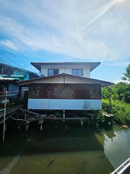คุ้มเกินล้าน บ้านโซนท่องเที่ยว !! ขายบ้านริมน้ำ บางกะเจ้า รีสอร์ตฟีล 5 ห้องนอน 32.7 ตร.วา ใช้สอย 140 ตร.ม. ราคาถูกที่สุดเหมาะพักอาศัยและรีโนเวททำกำไร-หรือสายปล่อยเช่าก็เหมาะ !!