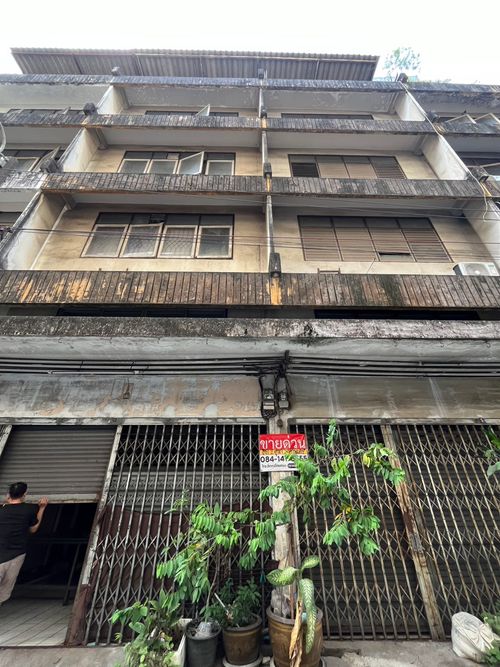Urgent sale! Townhouse 4.5 floors, 2 units next to each other, Pradipat Soi 1, near Chatuchak-Saphan Khwai. Renovate to make a profit, can resell.
