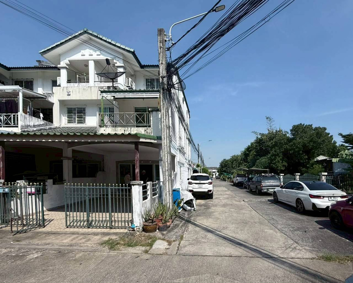 Townhouse for sale Montienthip Village, Khubon 1 (Baan Montaintip), corner house near the BTS. Ramintra Station Km.9
