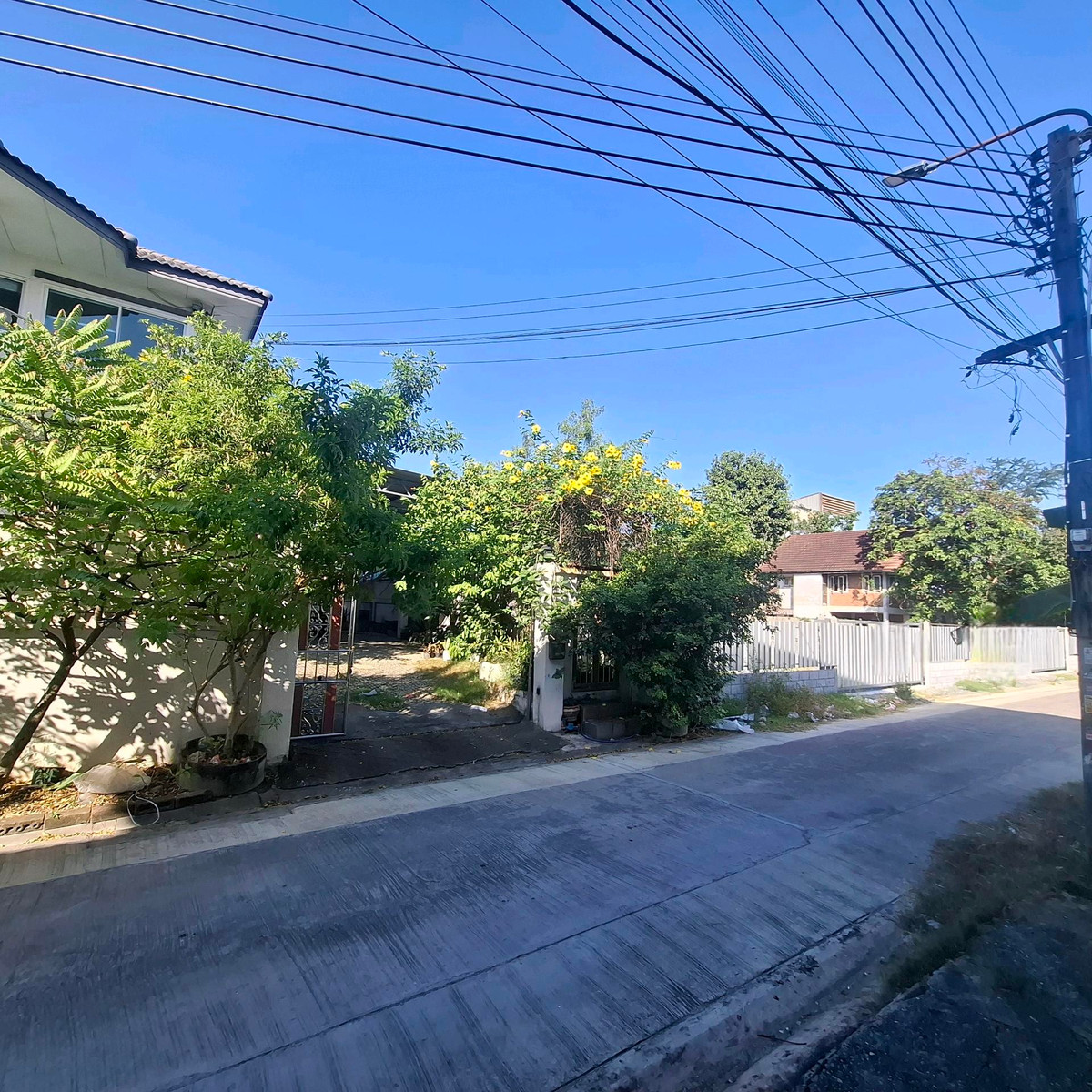 House for sale Phetkasem Soi 101 House for sale 95 sq m.2-story house with no common fees The  built it himself.Approximate usable area 235 sq m.There is a lot of space left next to the house.House completed in 2014Raised house Piles have alr – รูปที่ 4