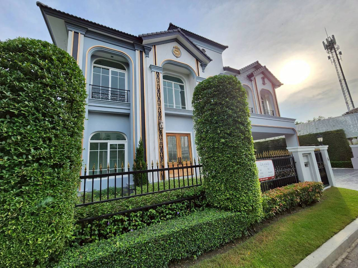 Luxury detached house for sale, The Grand Pinklao, next to Phra Borom Road, new house style, 4 bedrooms, with pool, 4-5 parking spaces, private plot, from 29.9mb to only 24.5 mb!! Luxury detached house for sale, The Grand Pinklao, next to Phra Borom Road, new house style, 4 bedrooms, with pool, 4-5 parking spaces, private plot, from 29.9mb to only 24.5 mb!!