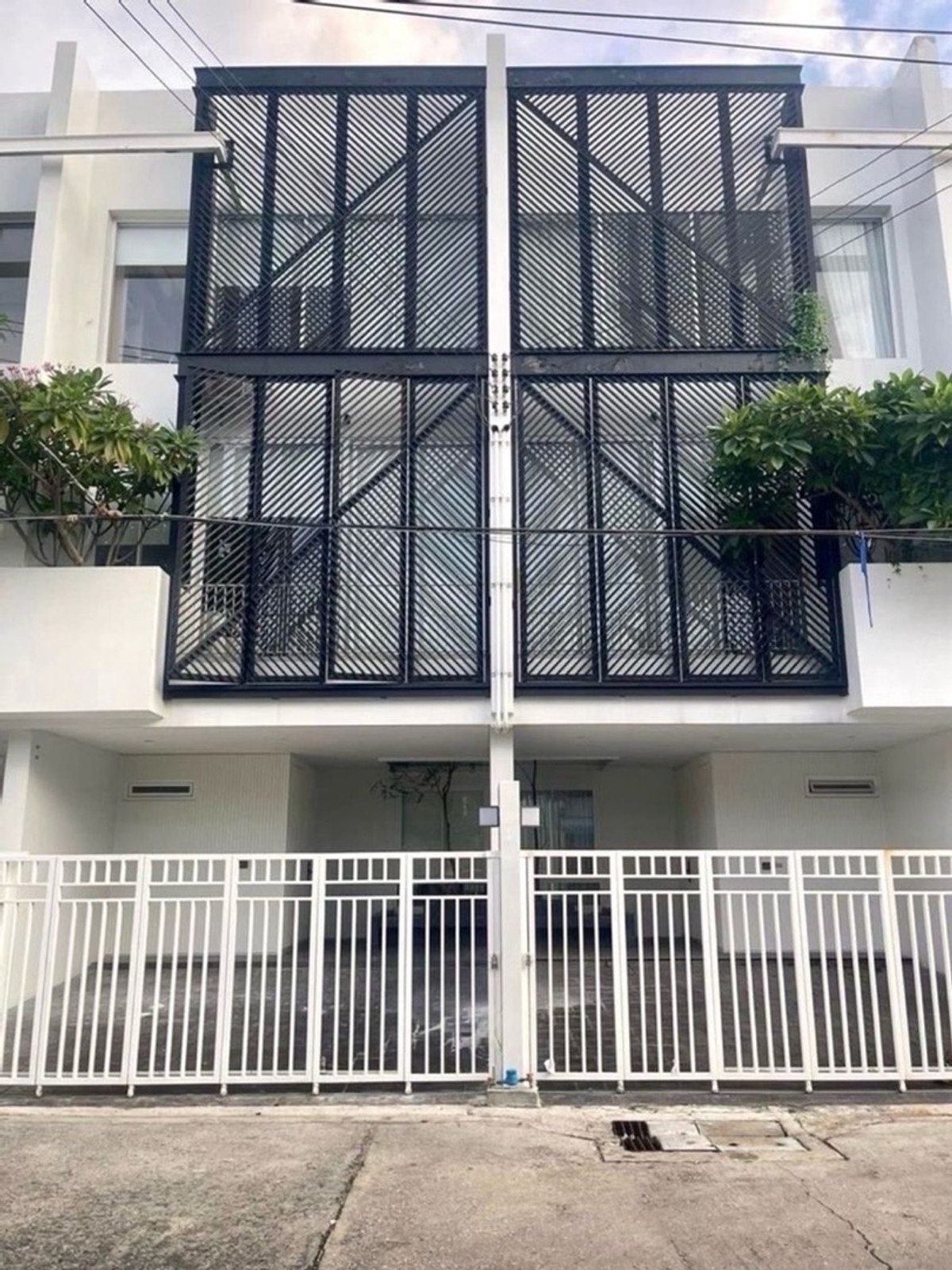 🔥FOR RENT ราคาพิเศษ 60K🔥#ทาวน์โฮมสร้างใหม่ เครื่องใช้ไฟฟ้า + เฟอร์นิเจอร์ครบ พร้อมเข้าอยู่ได้เล๊ยย เหมาะสำหรับอยู่อาศัย ทำเล ใจกลางเมืองสุขุมวิท เข้าออกได้หลายเส้นทาง ซอยสุขุมวิท 93 และถนนอ่อนนุช  – รูปที่ 2