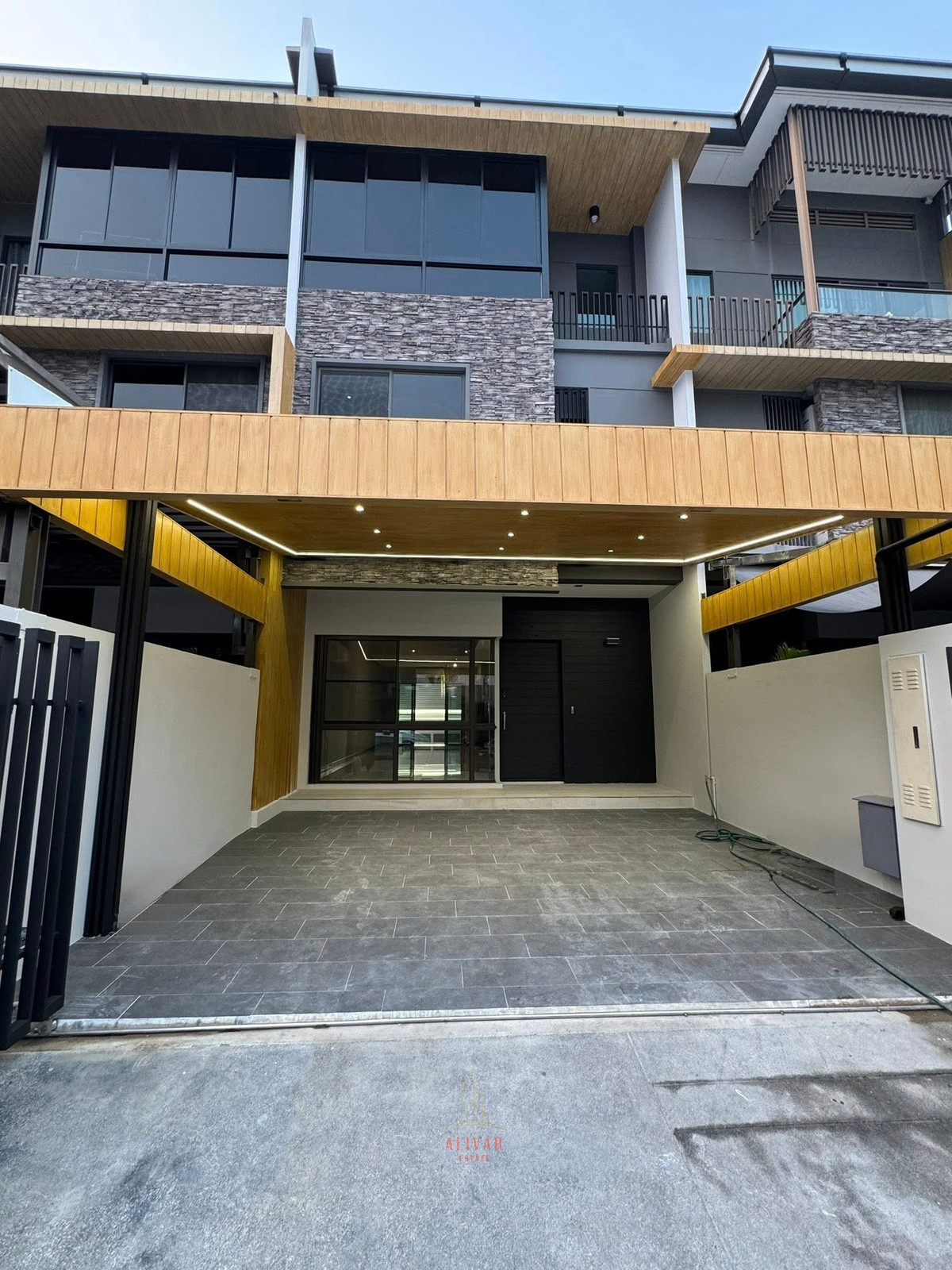 RH114825 Townhome for rent, True The Landmark Ekkamai-Ramindra. Decorated and ready to move in