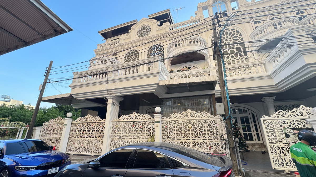 ราคาพิเศษ ทาว์นโฮม 4 ชั้น สไตล์ Neoclassical หรือ คลาสสิกยุโรป โครงการเอกมัยวิลล่า ซ.สุขุมวิท 63 ใกล้ BTS เอกมัยเพียง 2 กิโลเมตร สภาพดีพร้อมอยู่ สามารถปล่อยเช่าได้ – รูปที่ 3