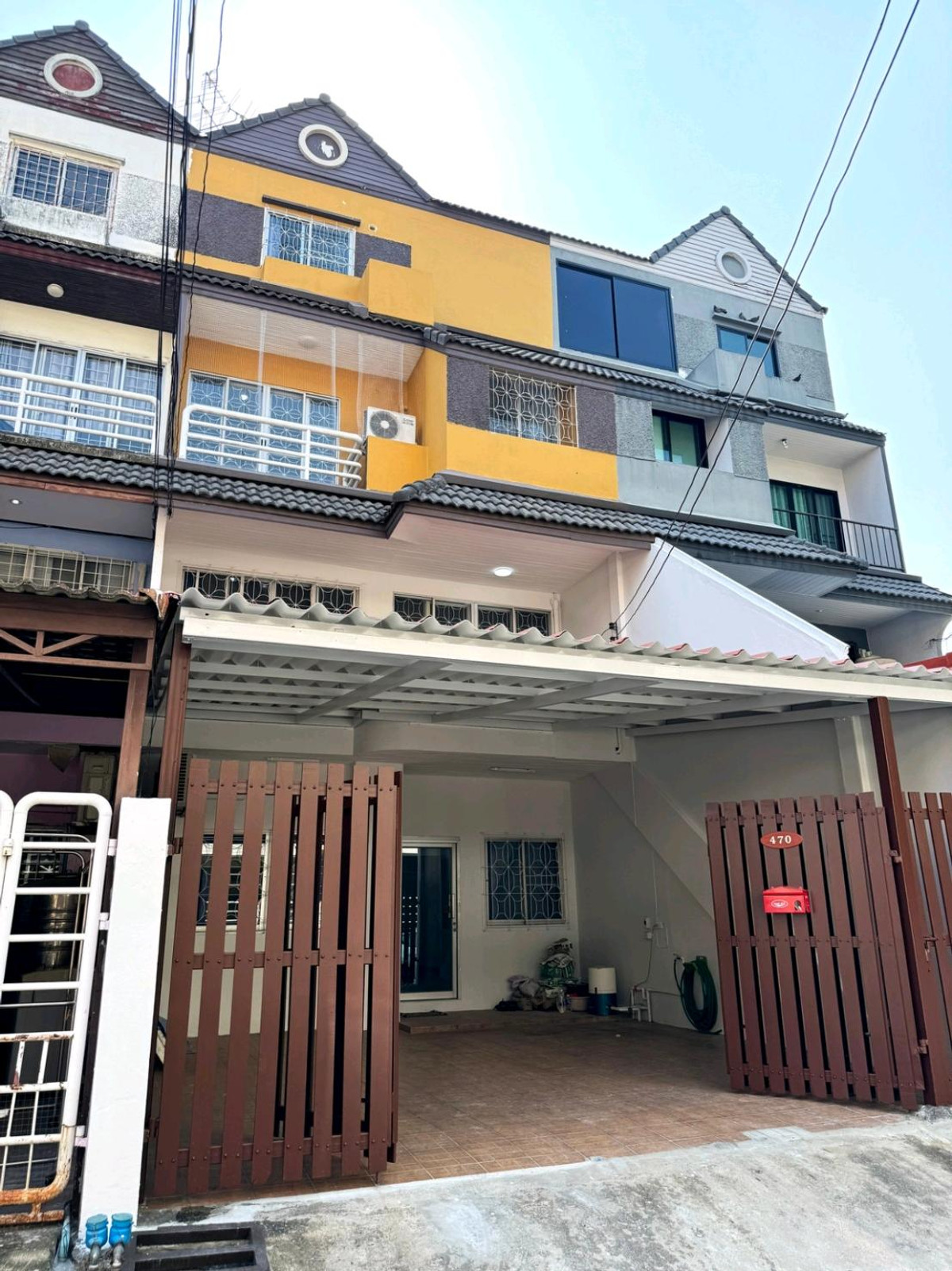 Urgent sale/rent, 4-story townhouse, Warathorn Ville Village, Phatthanakan 44.📌 Location: Phatthanakan 44, accessible in many ways including Phatthanakan - On Nut - Srinakarin.📐 Area: 31.5 sq m. | Usable area over 300 sq m.🛏 5 bedrooms | 🚿 7 bathrooms 