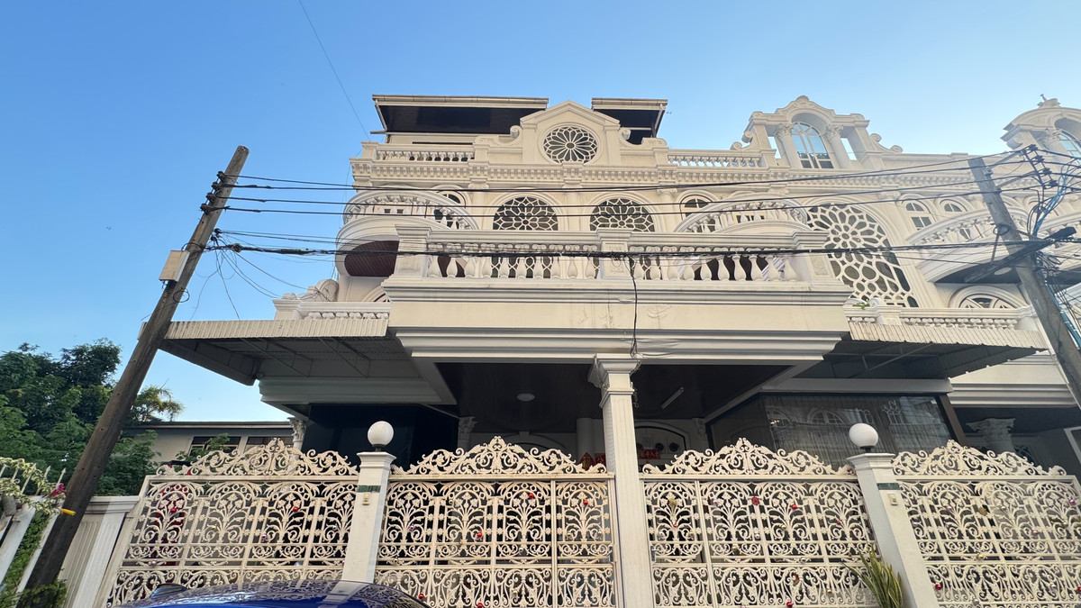 ราคาพิเศษ ทาว์นโฮม 4 ชั้น สไตล์ Neoclassical หรือ คลาสสิกยุโรป โครงการเอกมัยวิลล่า ซ.สุขุมวิท 63 ใกล้ BTS เอกมัยเพียง 2 กิโลเมตร สภาพดีพร้อมอยู่ สามารถปล่อยเช่าได้ ราคาพิเศษ ทาว์นโฮม 4 ชั้น สไตล์ Neoclassical หรือ คลาสสิกยุโรป โครงการเอกมัยวิลล่า ซ.สุขุมวิท 63 ใกล้ BTS เอกมัยเพียง 2 กิโลเมตร สภาพดีพร้อมอยู่ สามารถปล่อยเช่าได้
