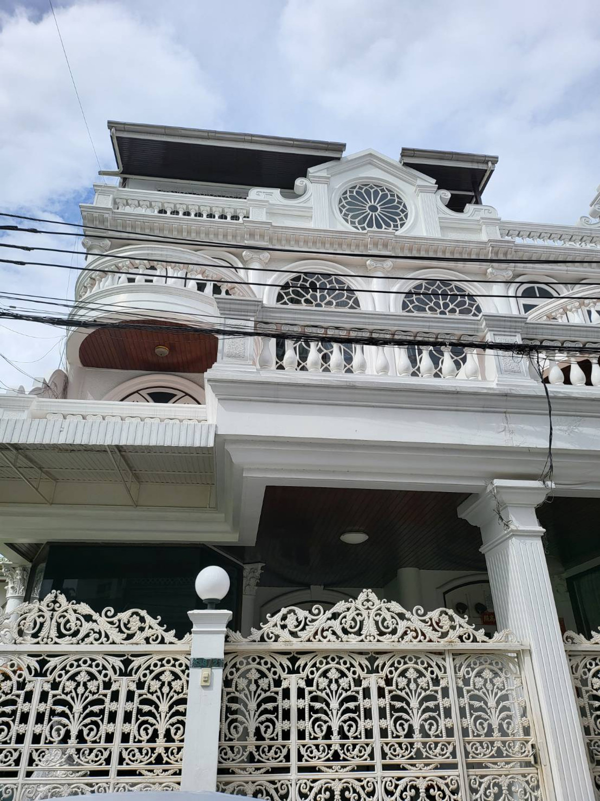 ราคาพิเศษ ทาว์นโฮม 4 ชั้น สไตล์ Neoclassical หรือ คลาสสิกยุโรป โครงการเอกมัยวิลล่า ซ.สุขุมวิท 63 ใกล้ BTS เอกมัยเพียง 2 กิโลเมตร สภาพดีพร้อมอยู่ สามารถปล่อยเช่าได้ – รูปที่ 4