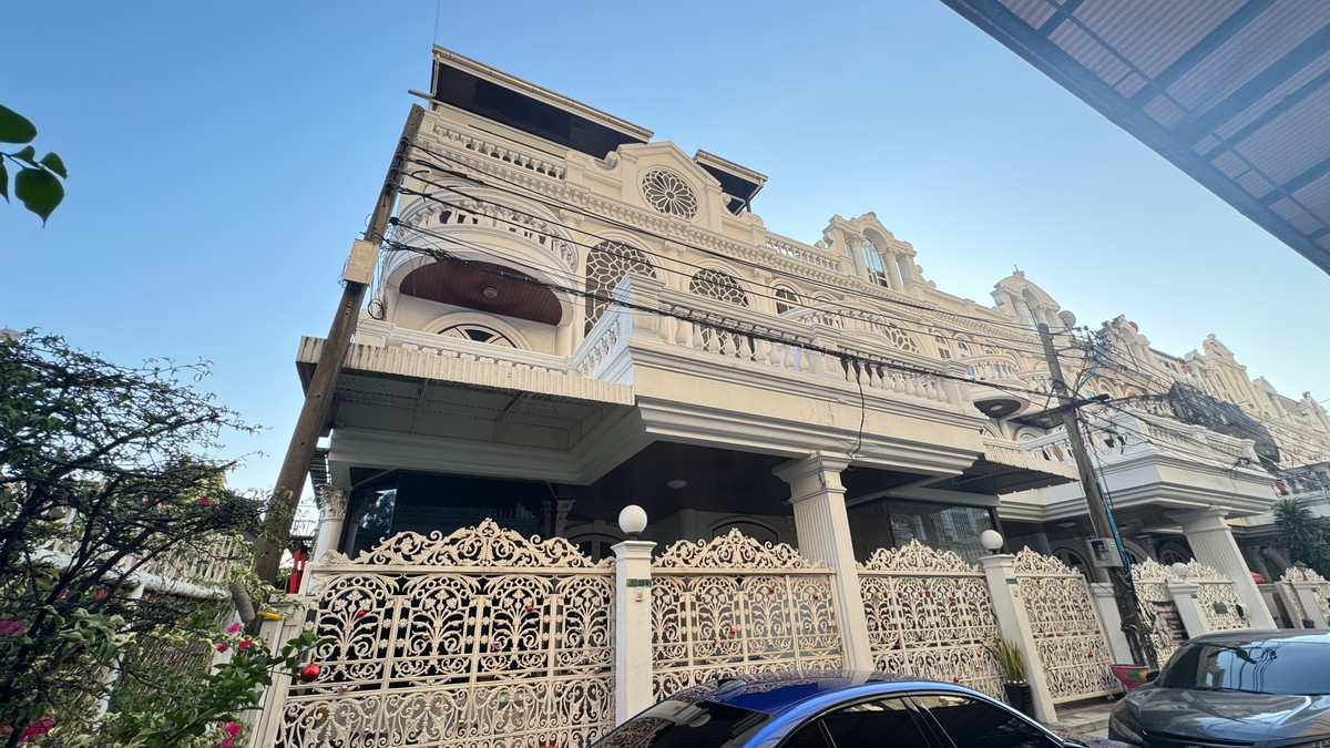 ราคาพิเศษ ทาว์นโฮม 4 ชั้น สไตล์ Neoclassical หรือ คลาสสิกยุโรป โครงการเอกมัยวิลล่า ซ.สุขุมวิท 63 ใกล้ BTS เอกมัยเพียง 2 กิโลเมตร สภาพดีพร้อมอยู่ สามารถปล่อยเช่าได้ – รูปที่ 2