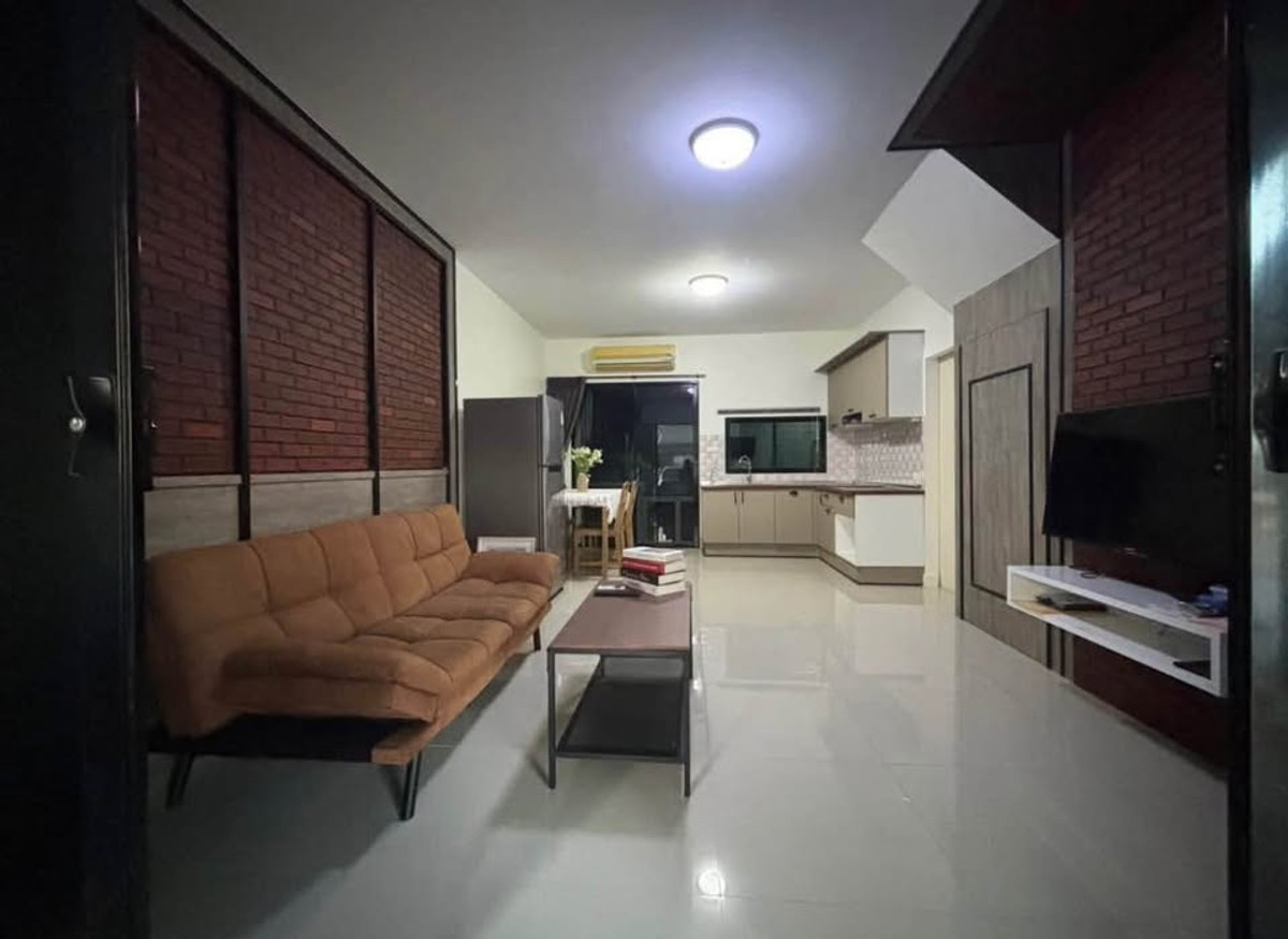 P-2868 Urgent sale! Townhome Baan Klang Muang Rama 9 On Nut with built-in furniture, good location near Suvarnabhumi Airport.