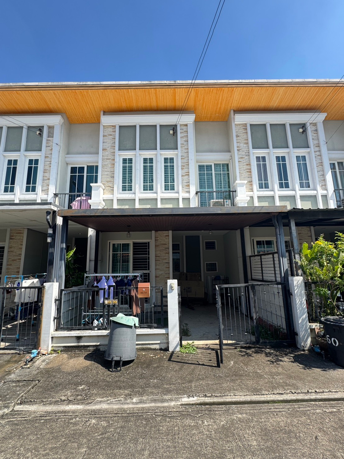 ทำเลด้านหน้าโครงการ! ขายและปล่อยเช่าทาวน์โฮม โครงการ โกลเด้น ทาวน์ รามอินทรา-คู้บอน แบบบ้านสไตล์อังกฤษ ทำเลศักยภาพ ย่านรามอินทรา ใกล้ห้างแฟชั่นไอส์แลนด์