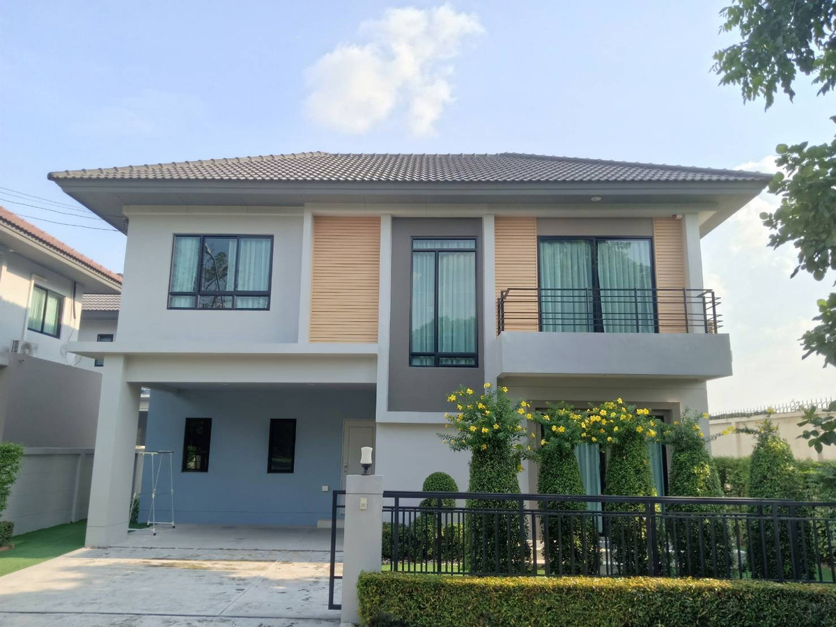Single house for rent, Ramintra 65, corner house, 4 bedrooms, with furniture, Life Bangkok Boulevard, garden view, no house across the street. At the entrance of the alley there is a Pink Line MRT station. Single house for rent, Ramintra 65, corner house, 4 bedrooms, with furniture, Life Bangkok Boulevard, garden view, no house across the street. At the entrance of the alley there is a Pink Line MRT station.