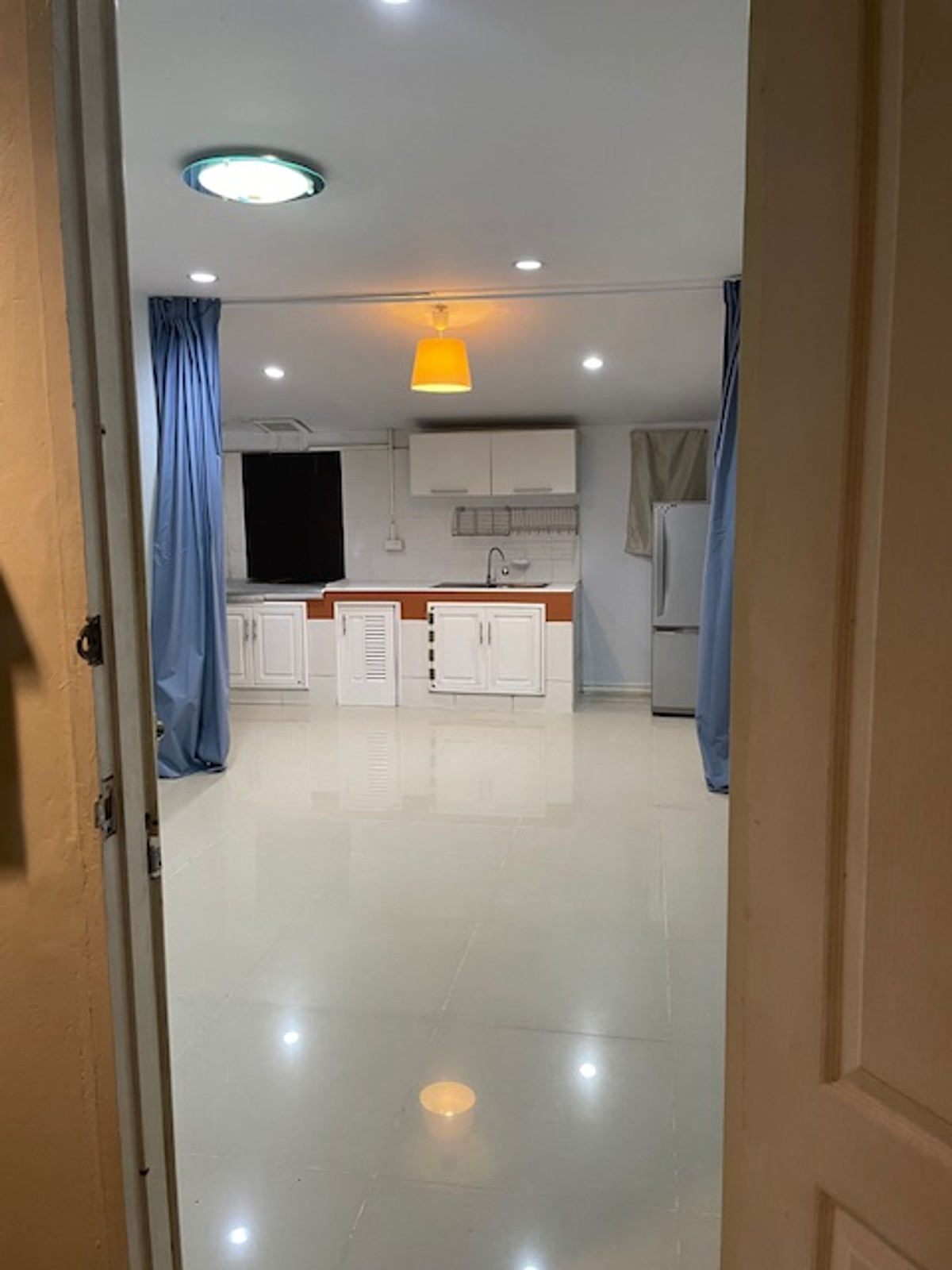 Newly renovated suite for rent in the heart of Khon Kaen city, 1-2 bedrooms (2 air conditioners), private parking.
