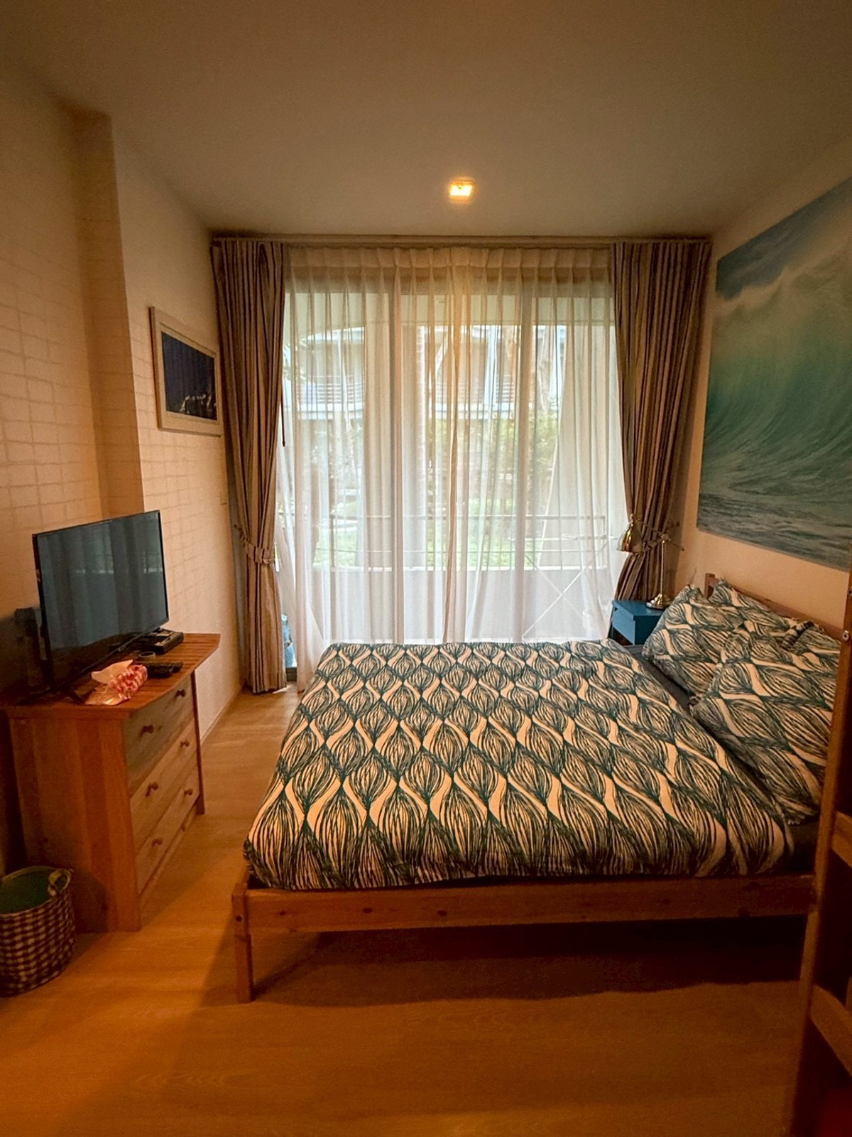 For sale, best price, Baan Saen Kram Condo, 2 bedrooms Next to Hua Hin sea Ground floor room next to the garden Fully furnished, ready to move in 064-974-2441