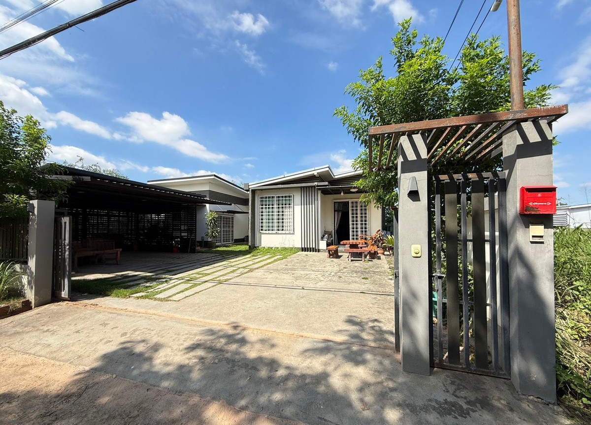 100 sq.w. Home, 7 Bedrooms – Soi Wat Nong Takong, Hua Thale, Korat A privately built home offering a land size nearly twice as large as nearby housing estates. Ideal for both family living and a real home office, with parking for up to 6 cars