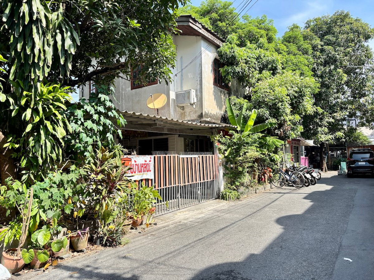 Single house 60 sq m., next to box space market. Siam Commercial Bank Head Office Can live or do business