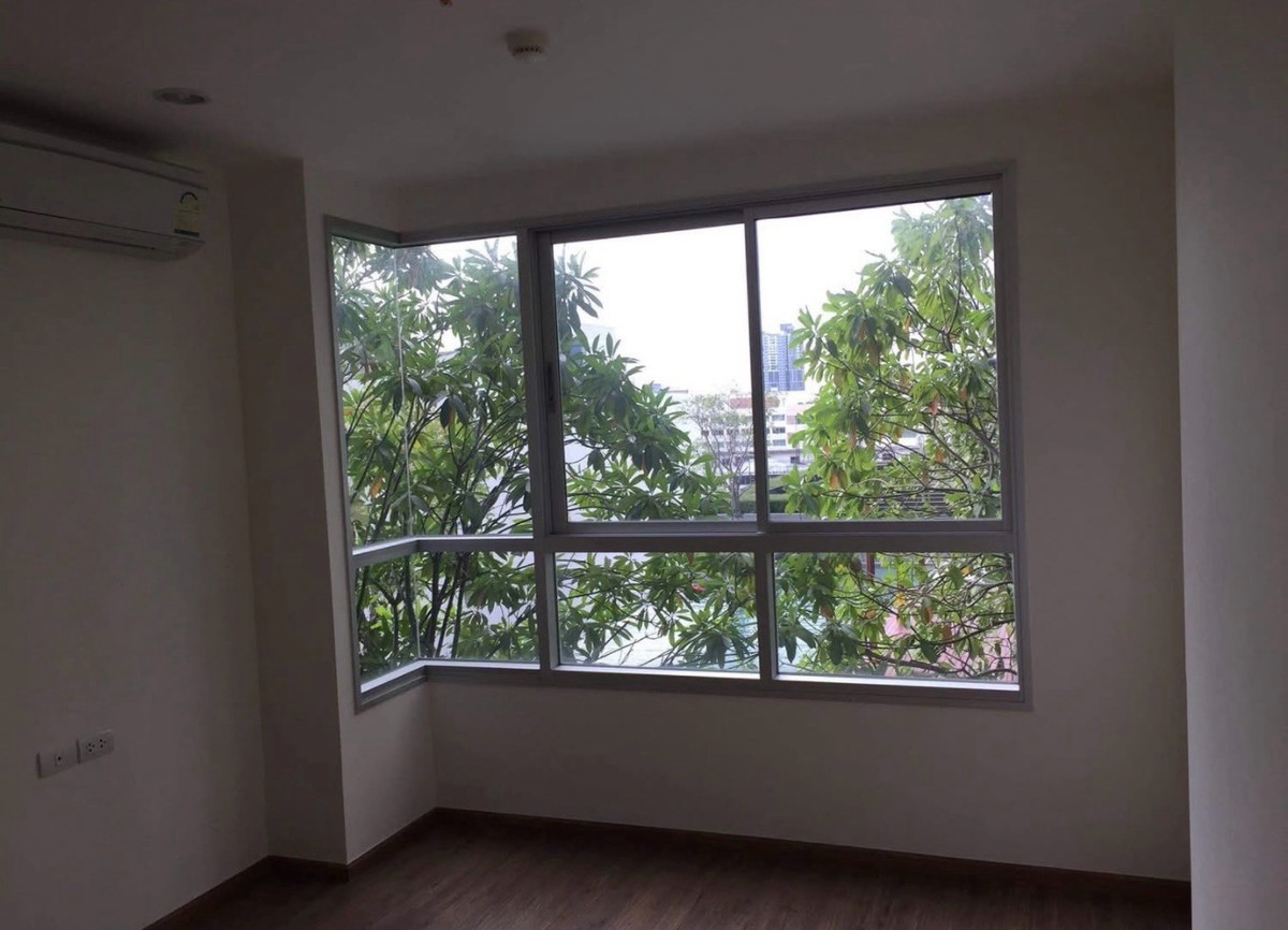 Urgent sale! Condo U Delight Rattanathibet Located at Khae Rai intersection, convenient to travel by 2 electric train lines, blue and pink. Entrance to the front of the condo Next to the mall (under construction), there is a 7-11 on the ground floor.