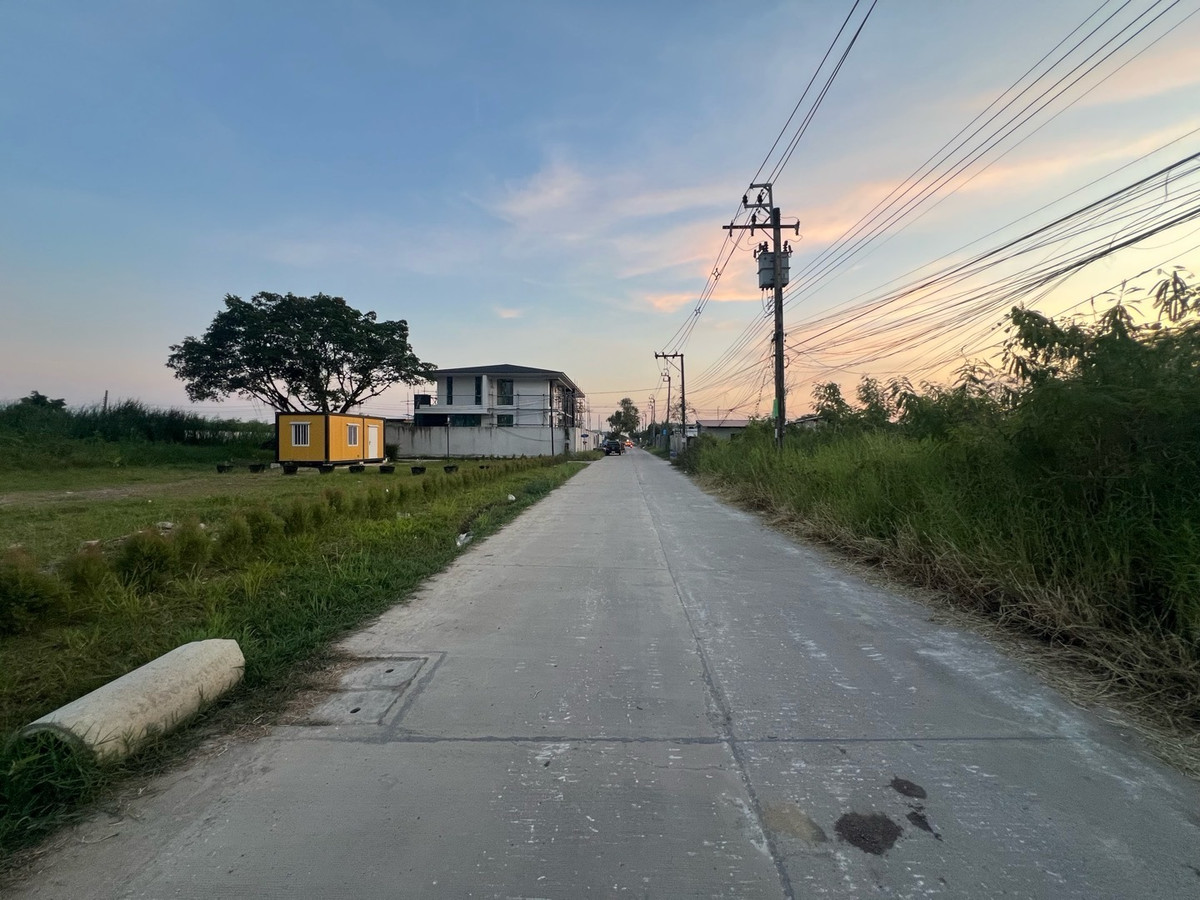 Land for sale at 5 Watcharapol Intersection, near Theparak Road, Sukhapiban 5, along Ekamai Expressway, Ramintra.
