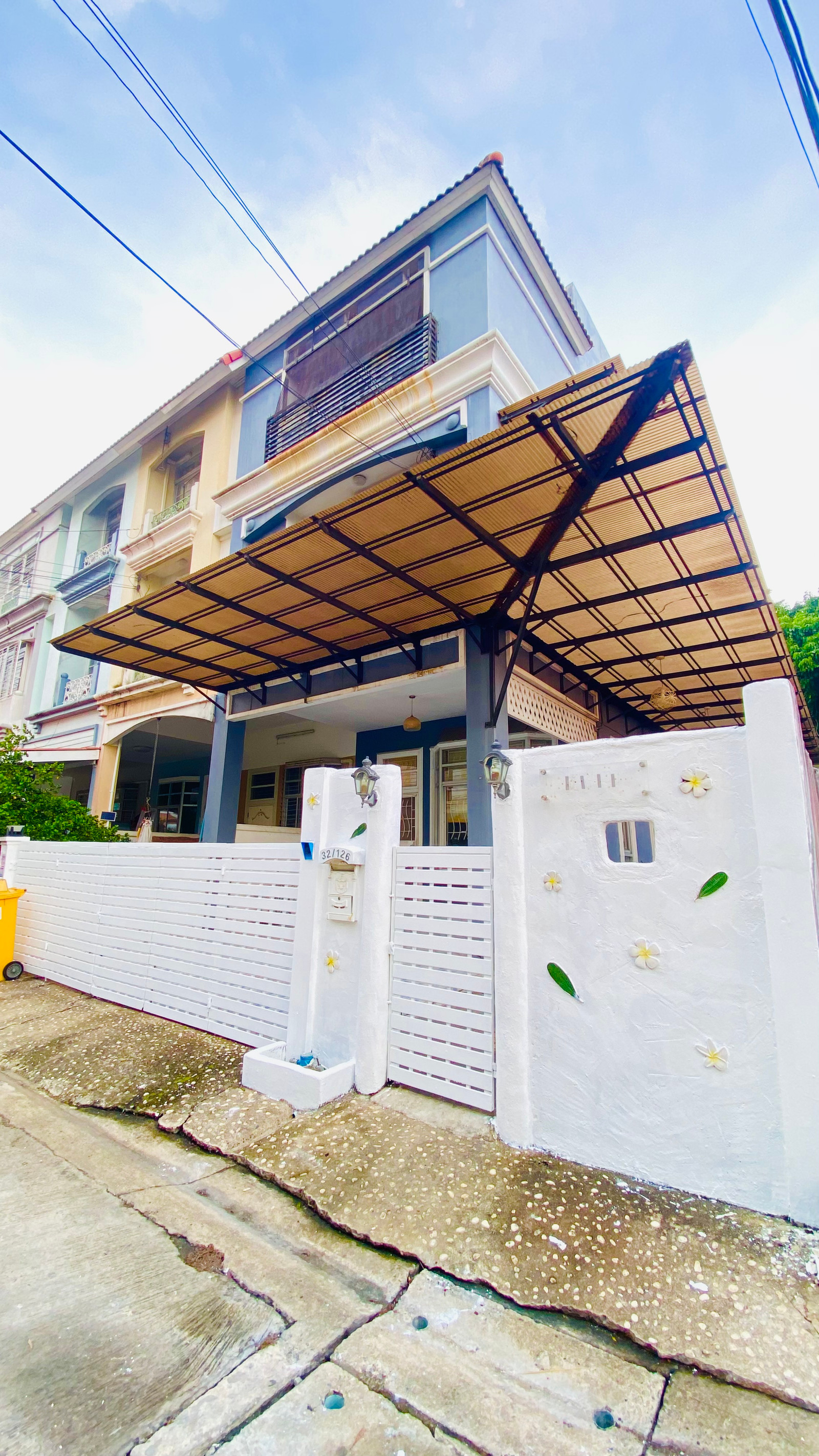 Corner townhouse for sale  Located in the On Nut area, not far from the city, but the atmosphere is calm and comfortable. There is a zone next to the house that is not next to other peoples houses. Convenient transportation. Accessible to transportation.