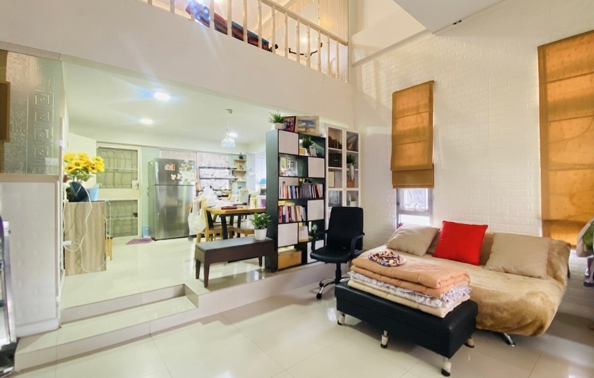 Corner townhouse for sale  Located in the On Nut area, not far from the city, but the atmosphere is calm and comfortable. There is a zone next to the house that is not next to other peoples houses. Convenient transportation. Accessible to transportation. – รูปที่ 3