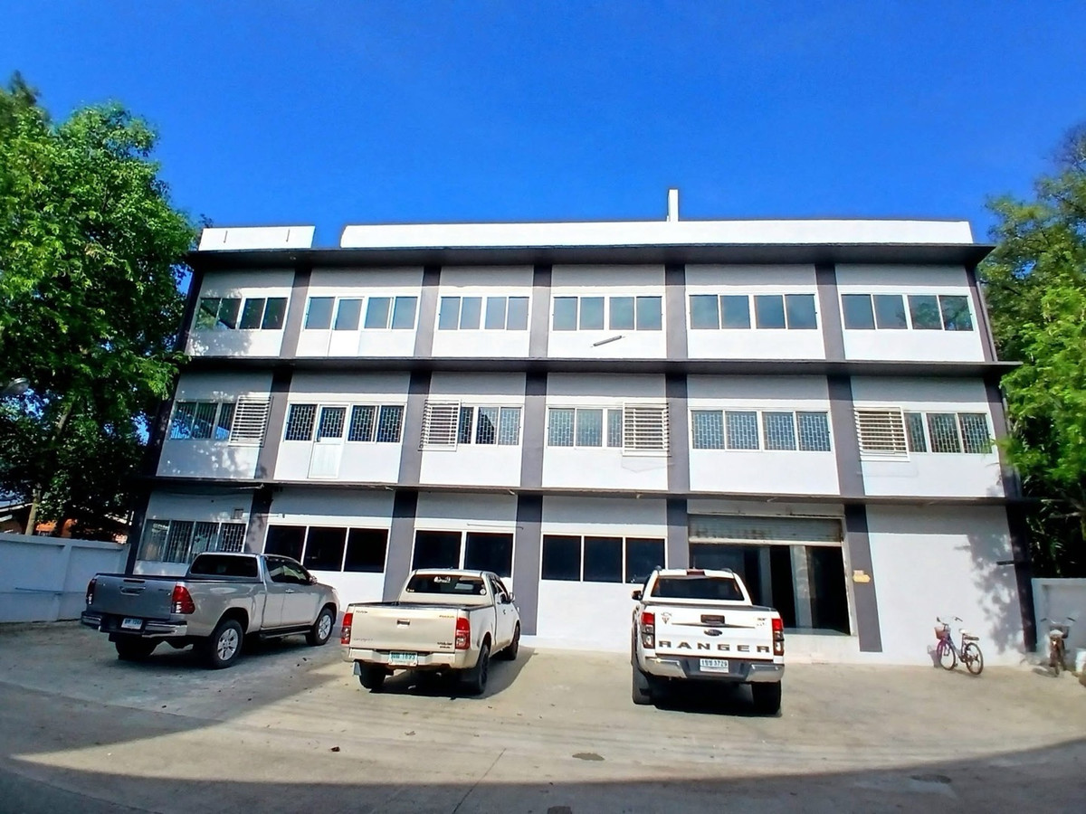 Newly renovated building for rent, 2,600 sq m, only 80,000 baht/month, clean, ready for rent. Newly renovated building for rent, 2,600 sq m, only 80,000 baht/month, clean, ready for rent.