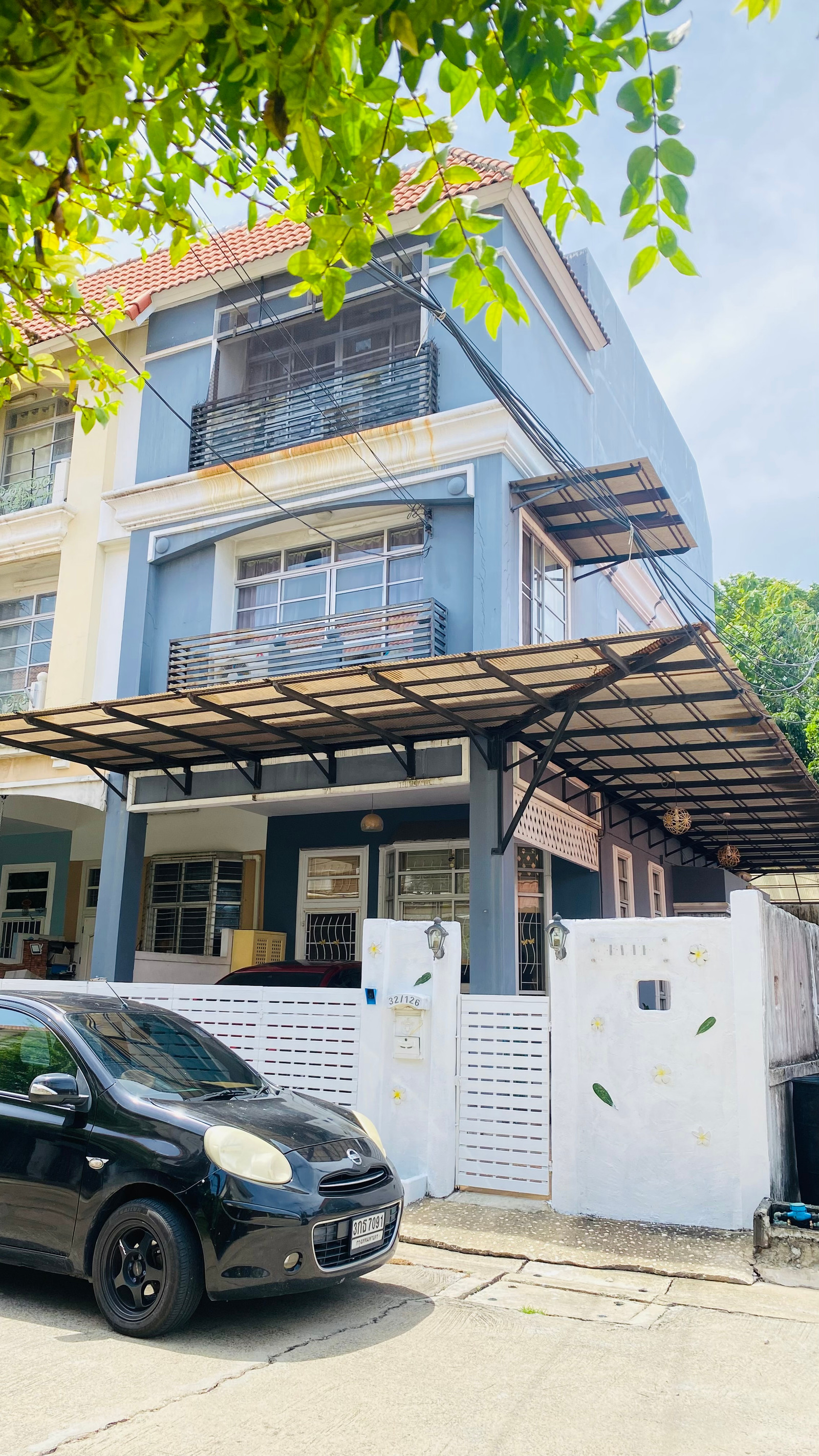 Corner townhouse for sale  Located in the On Nut area, not far from the city, but the atmosphere is calm and comfortable. There is a zone next to the house that is not next to other peoples houses. Convenient transportation. Accessible to transportation.