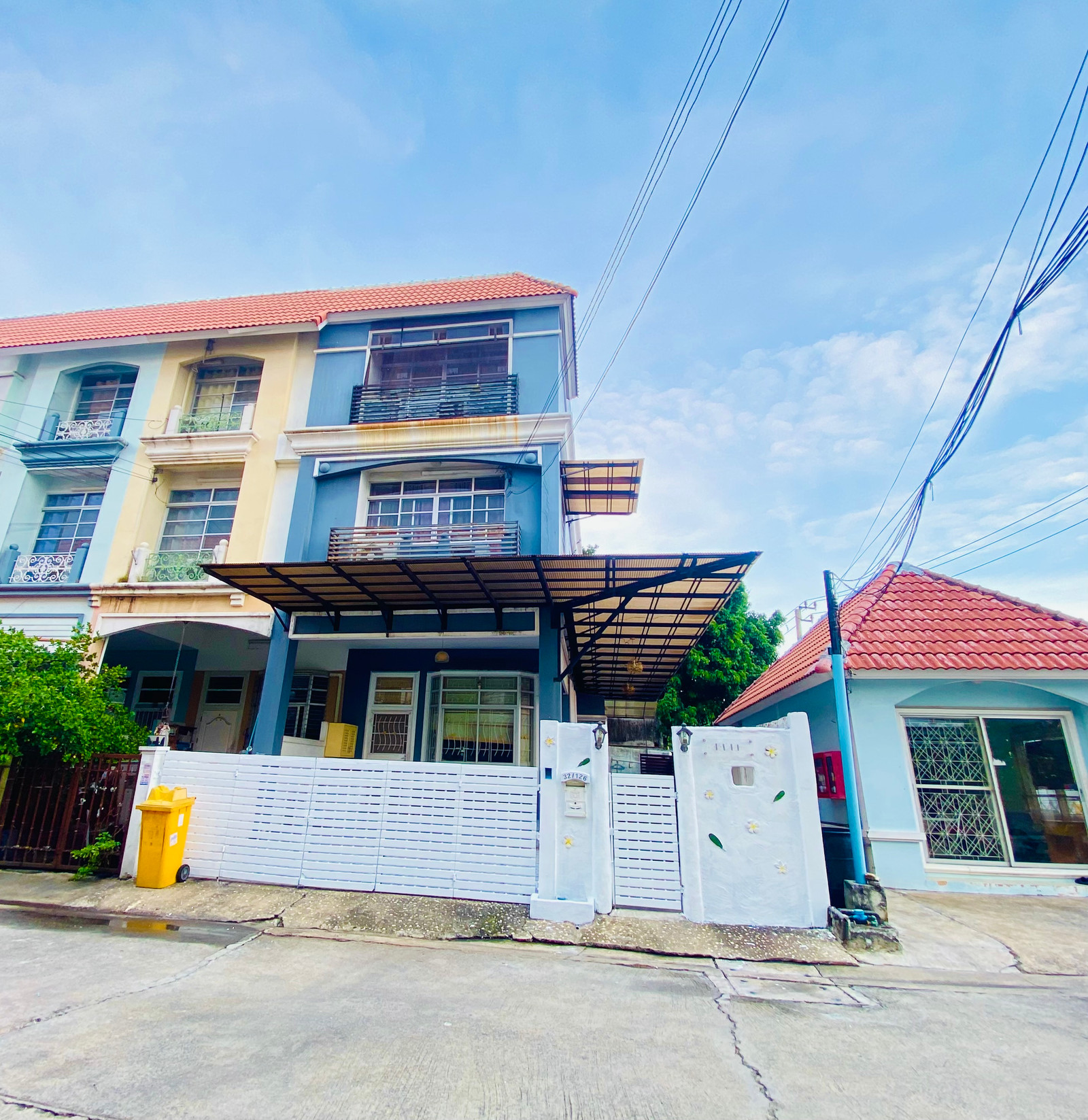 Corner townhouse for sale  Located in the On Nut area, not far from the city, but the atmosphere is calm and comfortable. There is a zone next to the house that is not next to other peoples houses. Convenient transportation. Accessible to transportation. – รูปที่ 2