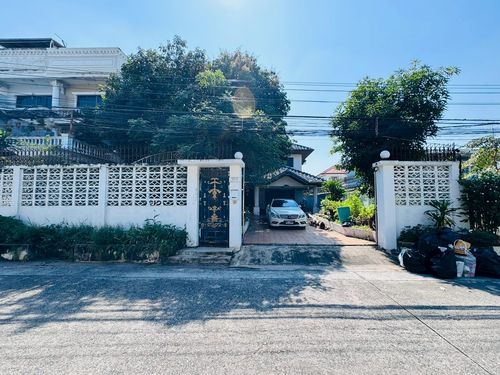 ขายบ้านเดี่ยว 2 ชั้น หลังใหญ่ 124 ตรว. ใจกลางลาดพร้าว41 แยก 20 (ซอยภาวนา)ใกล้รถไฟฟ้า บ้านเดี่ยว 2 ชั้น บนที่ดินใหญ่ 124 ตร.วา พื้นที่ใช้สอยประมาณ 300 ตร.ม. ฟังก์ชันครบ 5 ห้องนอน 4 ห้องน้ำ โถงกลางบ้านกว้าง  ที่จอดรถมากกว่า 4 คัน บ้านหันหน้าทิศเหนือ  