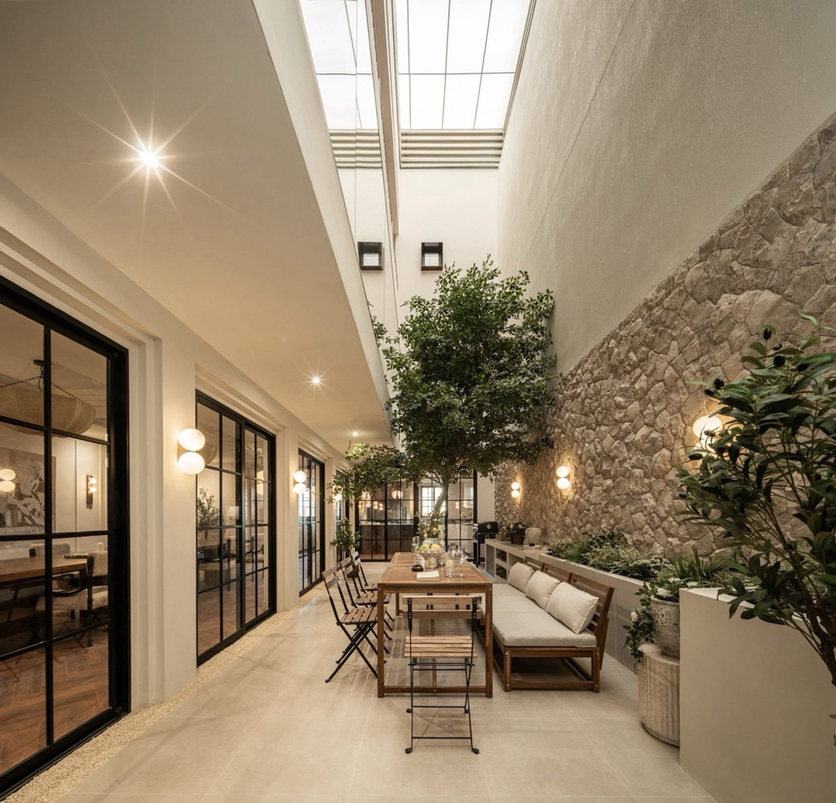 📢👇 Luxury 5-Storey Home Office on Sukhumvit 101,with lift. A spacious premium home office in a prime location connecting Sukhumvit–Bangna. Perfect for both residential living and operating your business in one place.