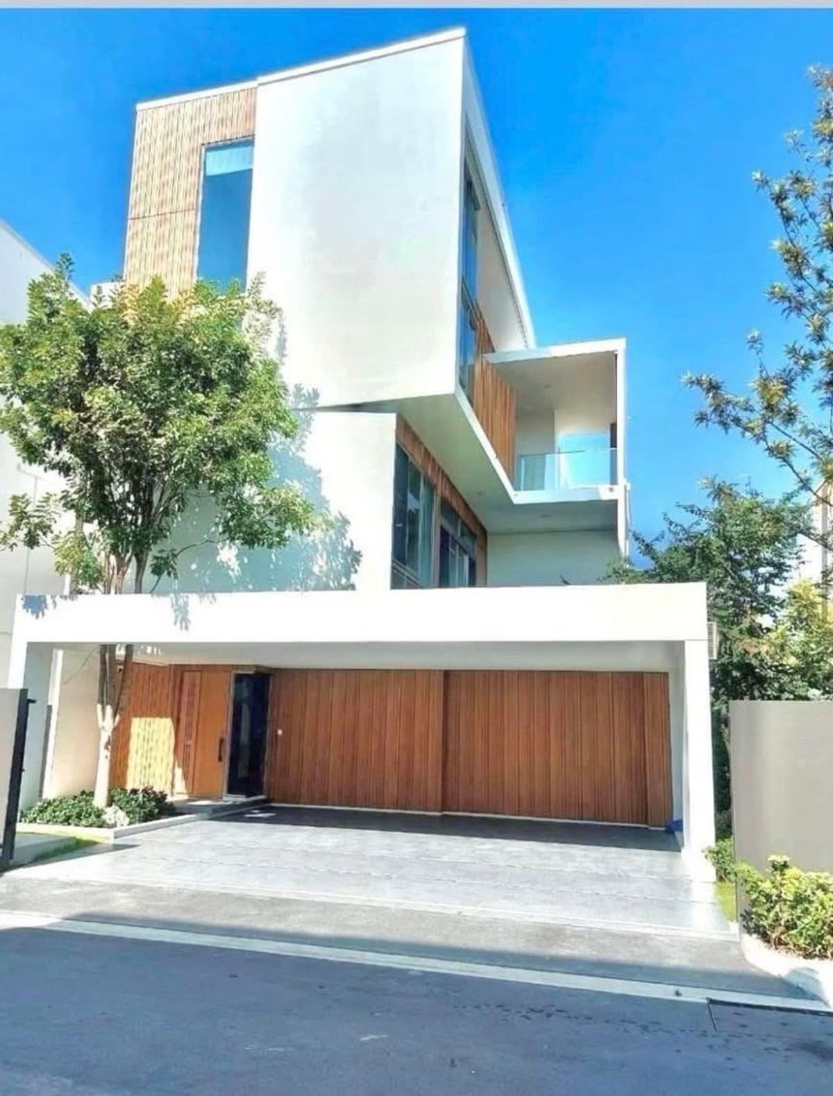 Available August 2026
Luxury Home for Rent Prime Krungthepkreetha Location!Exclusive living in a private community with spacious interiors, high ceilings, and premium facilities. Perfect for families seeking comfort, privacy, and convenient city access.