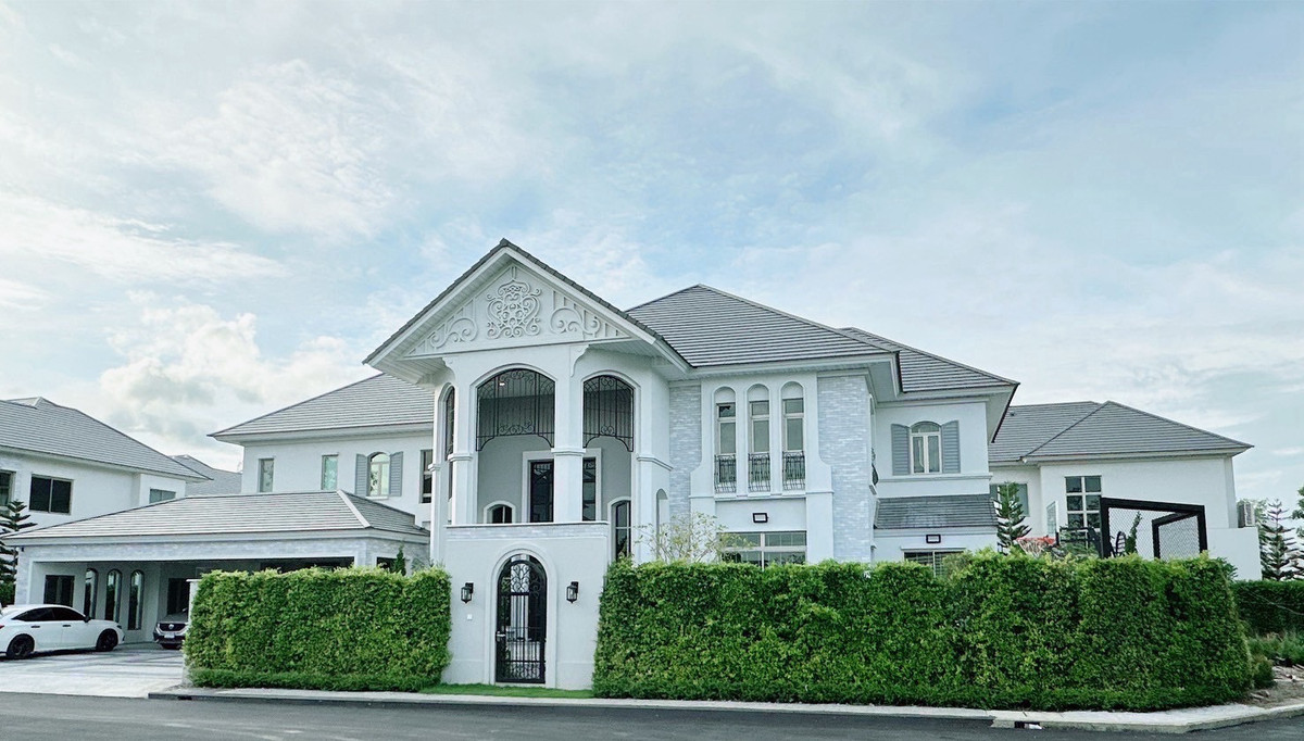 Luxury House for rent/ Sale in Krungthep Kreetha with Feng Shui Design, English-Style Garden and Prime International School Location Luxury House for rent/ Sale in Krungthep Kreetha with Feng Shui Design, English-Style Garden and Prime International School Location