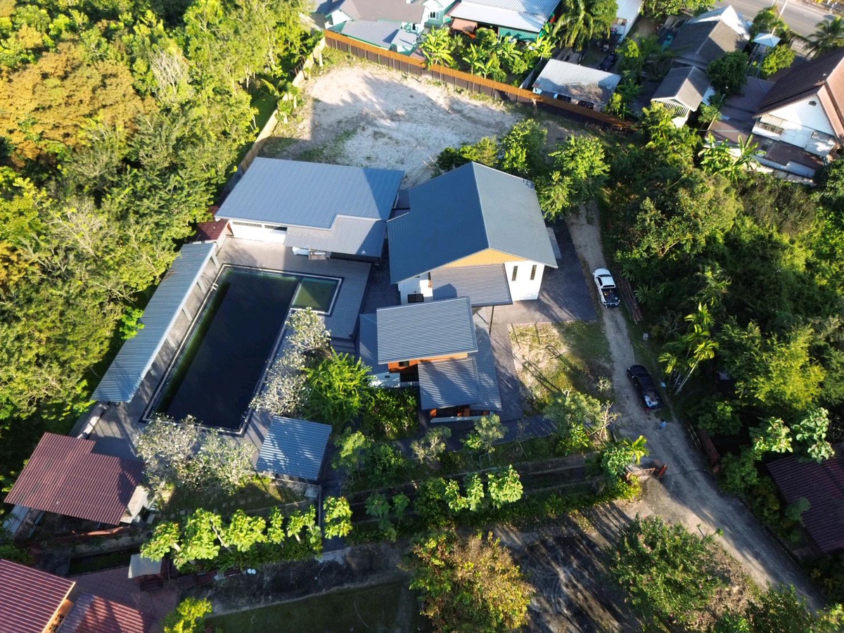 บ้าน3หลังพร้อมสระว่ายน้ำขนาดใหญ่พร้อมที่ดินขนาด2ไร่3งาน 