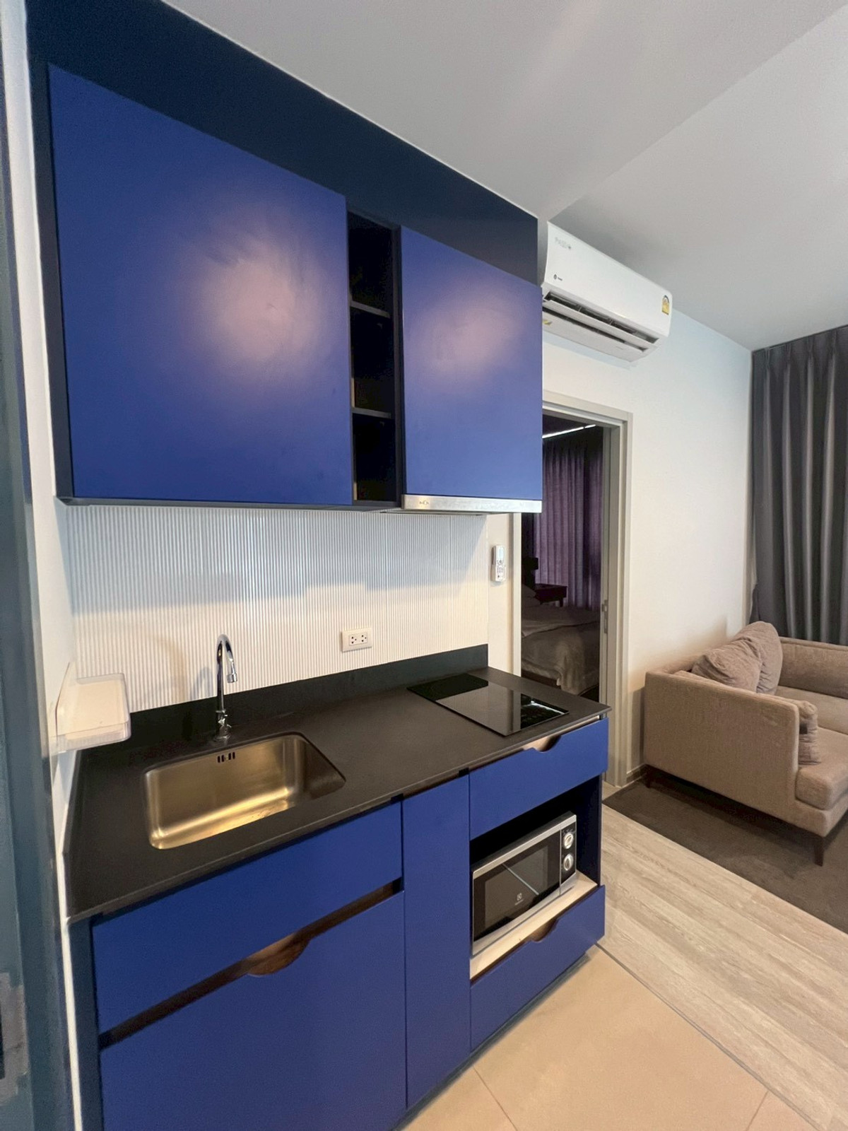 FOR RENT! XT Ekkamai | 1 Bed 1 Bath | 24th Floor High View | Beautiful Built-in Unit  The unit features beautiful Built-in furniture and is fully equipped and ready to move in!  For viewing, please contact Khun Ning at 089-226-2428 (You can also add her o