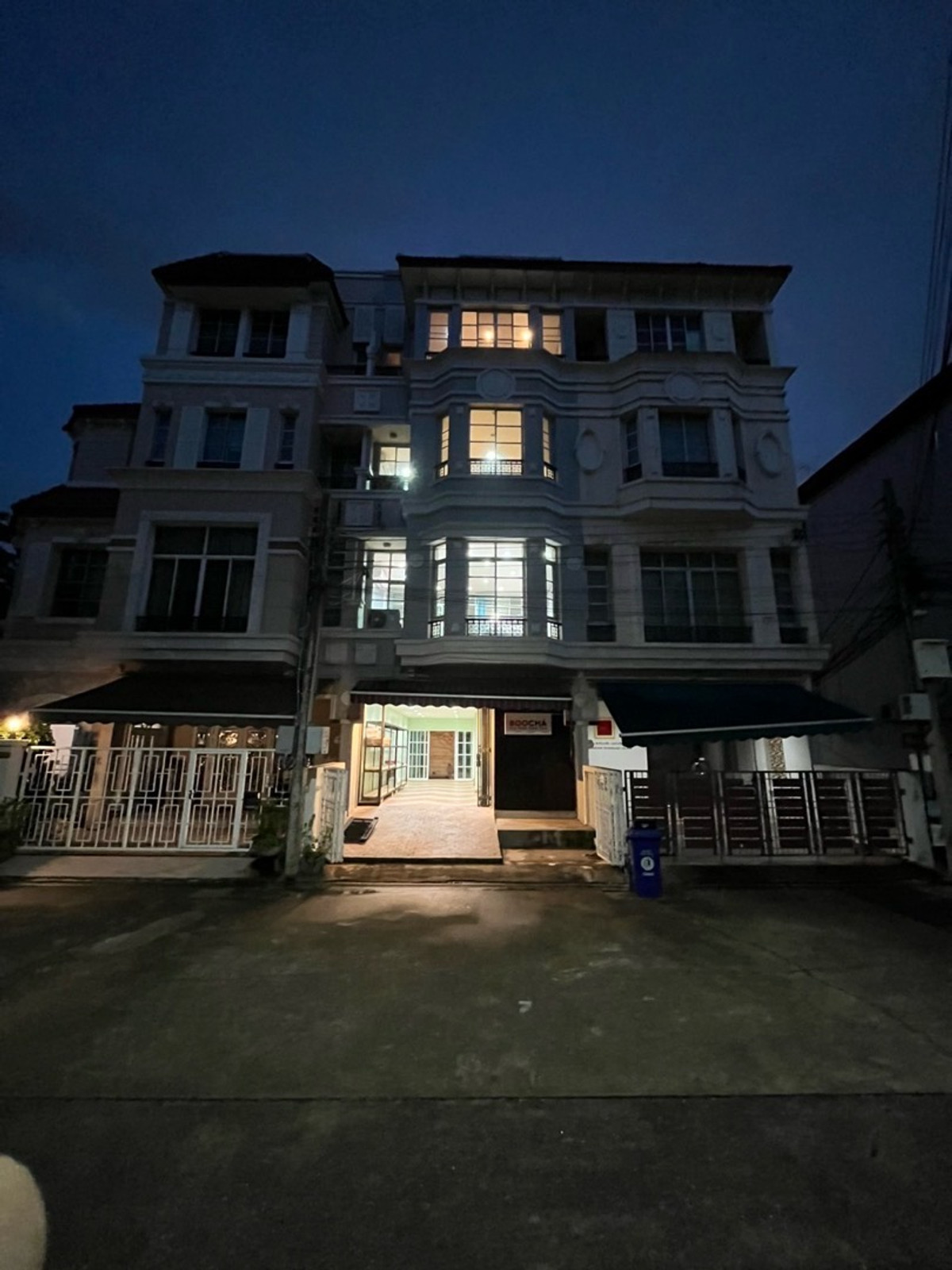 🔥For Rent Immediately🔥 4-story Home Office at The Paris Ratchavipha, 4 bedrooms, 6 bathrooms, spacious area, ideal for business.