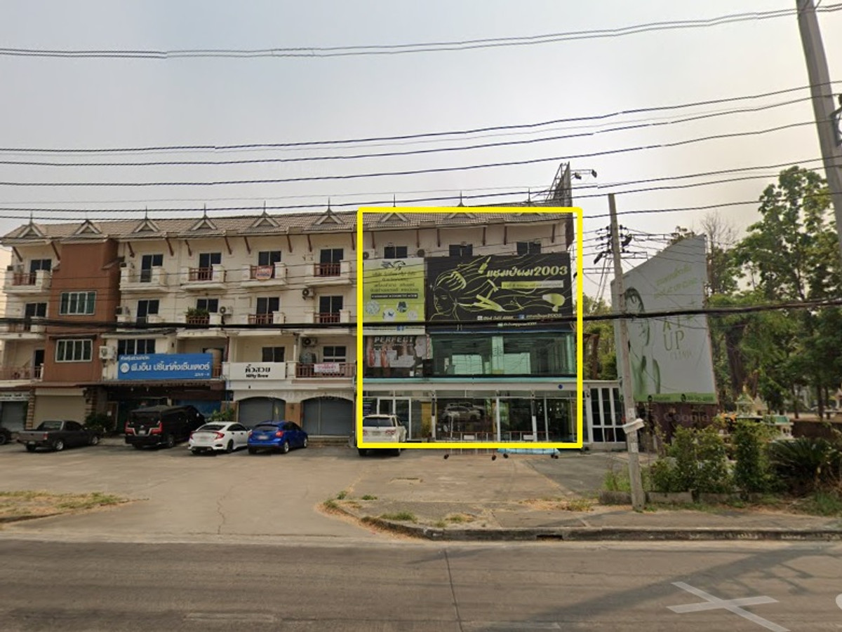 Cheap commercial building for sale, 4 floors, 3 units next to each other, next to Somphot 700 Years Road. Opposite Lotus Ruamchok Chiang Mai city.