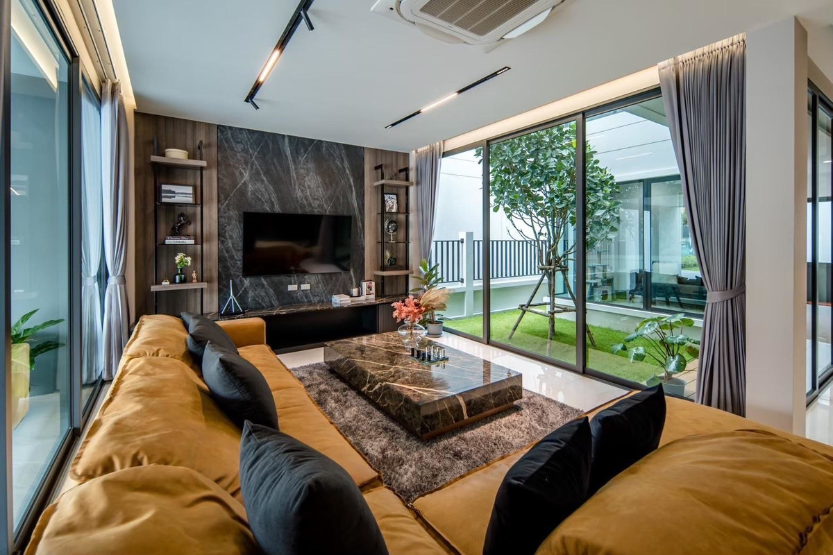 The  is selling it himself, a 3-story luxury detached house, Highbury, Watcharapol-Ramindra. The whole house is fully decorated. With elevator and private swimming pool.