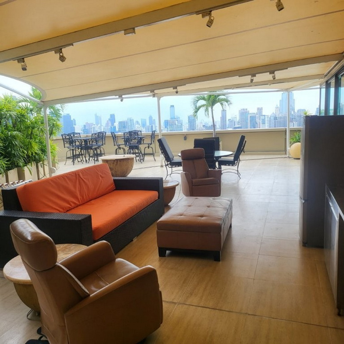 Luxury 3-bedroom Penthouse Condo for Sale with Large balcony on Ratchadaphisek Road Luxury 3-bedroom Penthouse Condo for Sale with Large balcony on Ratchadaphisek Road