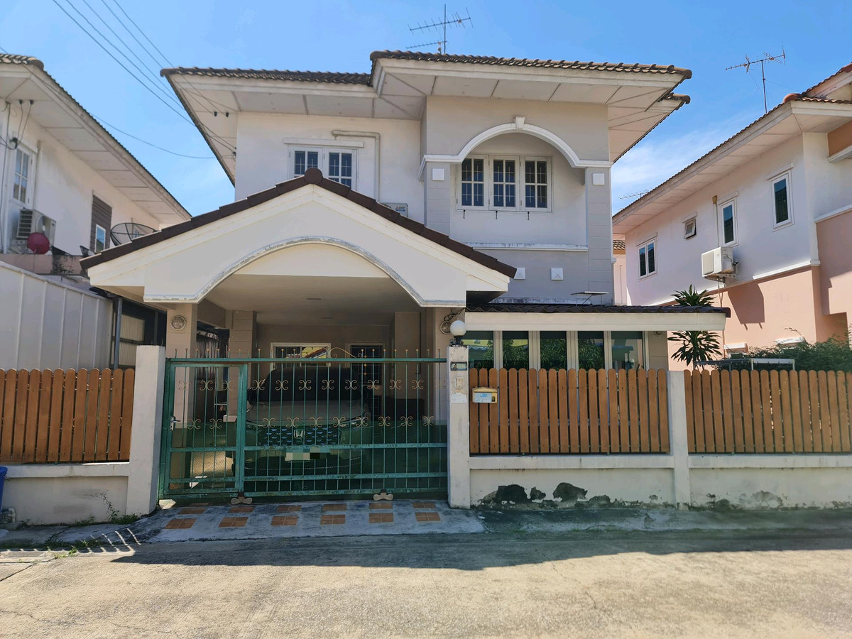 Twin house for sale, Lalin Village, In The Park, Bang Yai, near Westgate, has a room for the elderly. Twin house for sale, Lalin Village, In The Park, Bang Yai, near Westgate, has a room for the elderly.