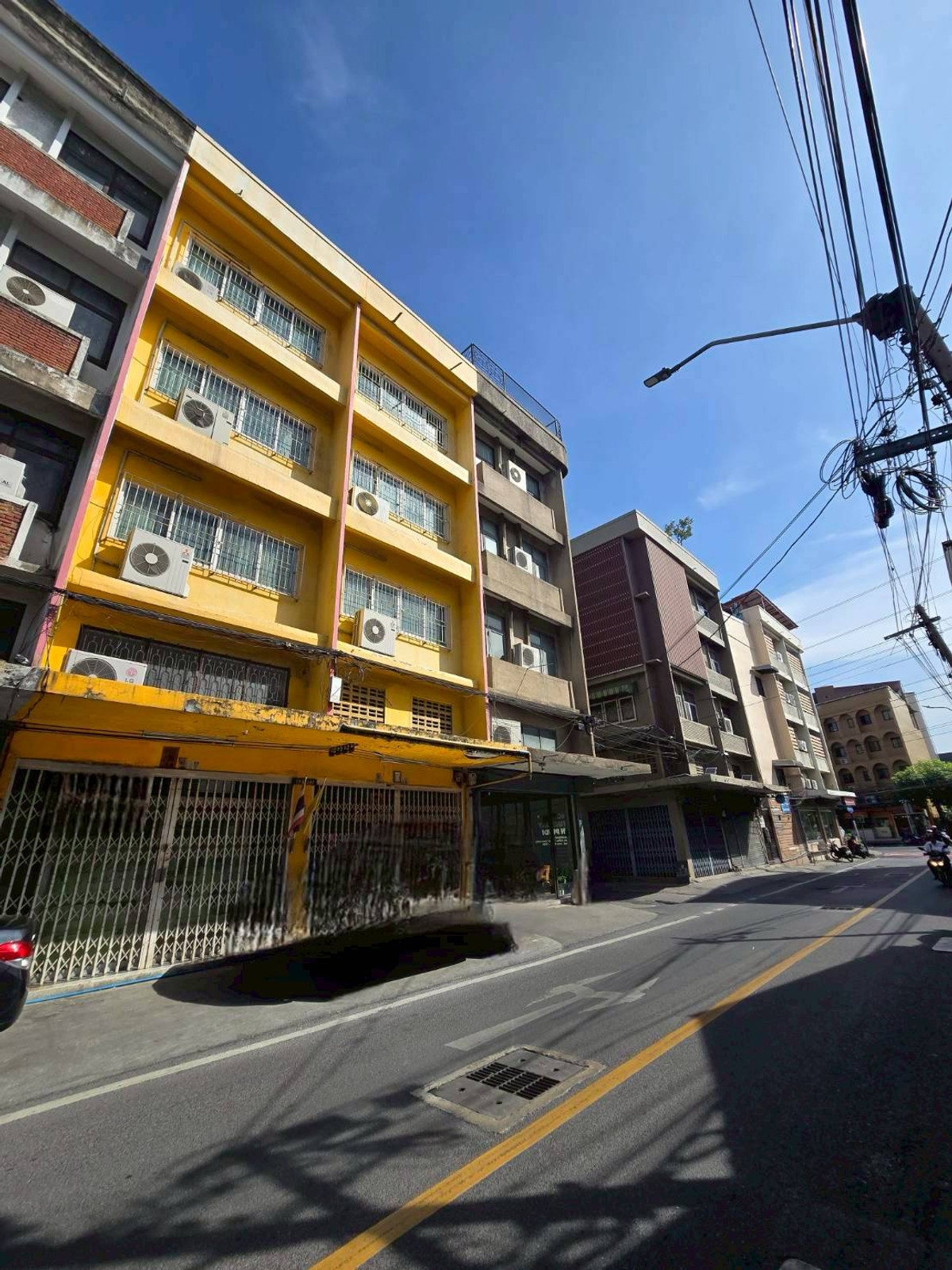 Commercial building for sale/rent, 2 units, beautiful location, many entrances and exits, Ekkamai, Sukhumvit 71, suitable for a hostel (N.1912) Commercial building for sale/rent, 2 units, beautiful location, many entrances and exits, Ekkamai, Sukhumvit 71, suitable for a hostel (N.1912)