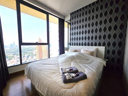 Luxurious condo, beautifully decorated, The Lumpini 24, 31st floor, open and comfortable city view. Located in the heart of the city, Sukhumvit Soi 24, convenient for both car and BTS users, only 800 meters from BTS Phrom Phong.