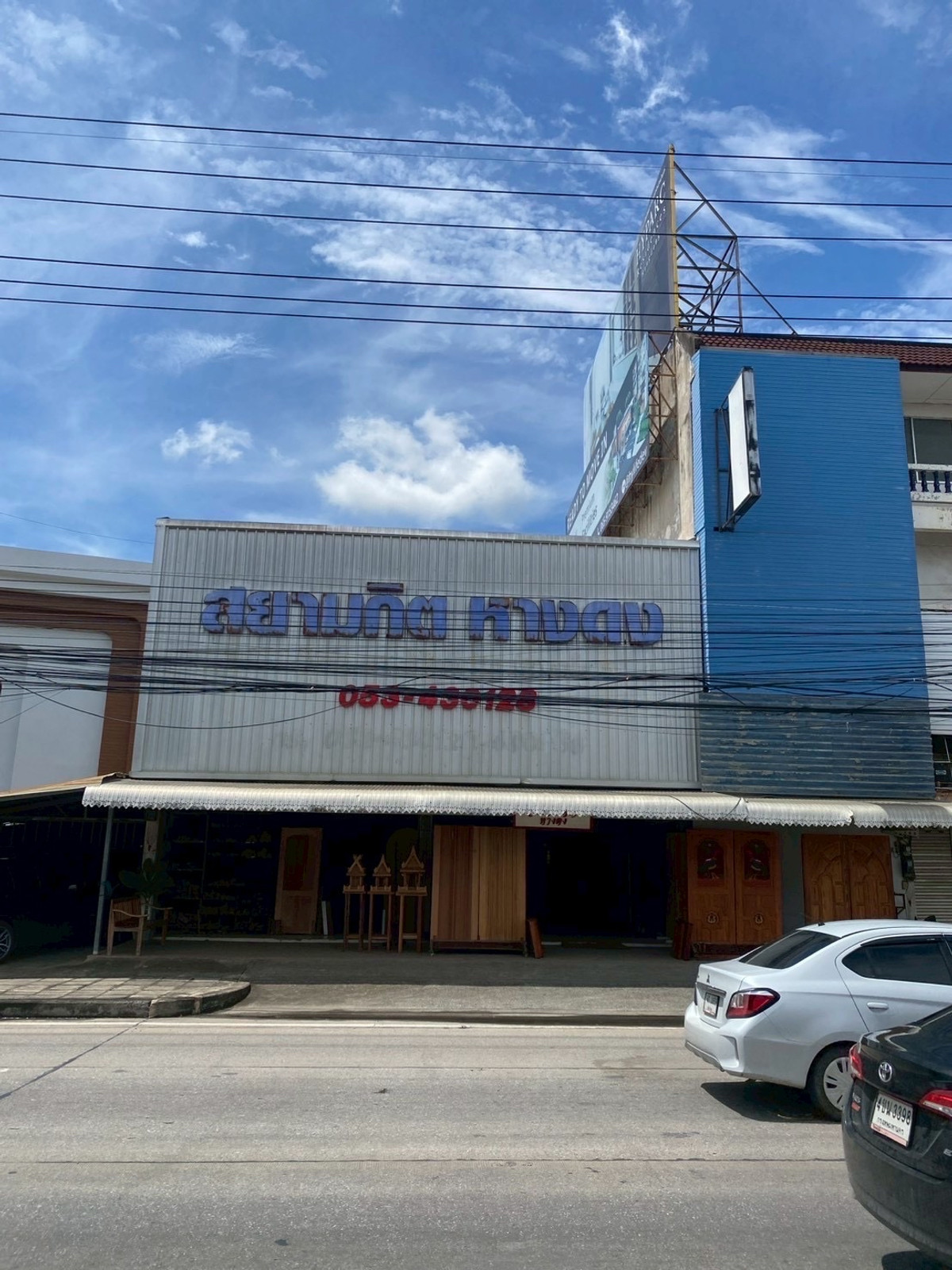 Commercial building + land for sale, prime location, next to the main road Chiang Mai - Hang Dong, Hang Dong District, Chiang Mai Province.