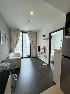 🔥For urgent rent🔥 Edge Sukhumvit 23, spacious room, beautiful view, fully furnished, ready to move in, near BTS Asoke and MRT Sukhumvit.