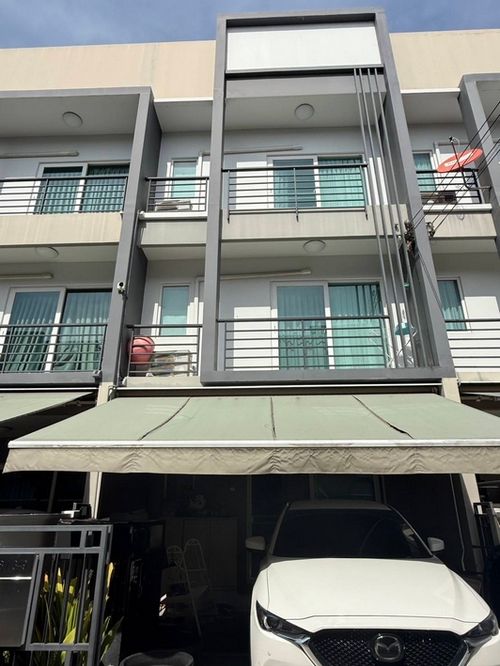 Townhome for rent Baan Klang Muang Suan Luang, 3 floors, 3 bedrooms, beautifully decorated, Chaloem Phrakiat Soi 28, near MRT Sri Udom, Mega Bangna.