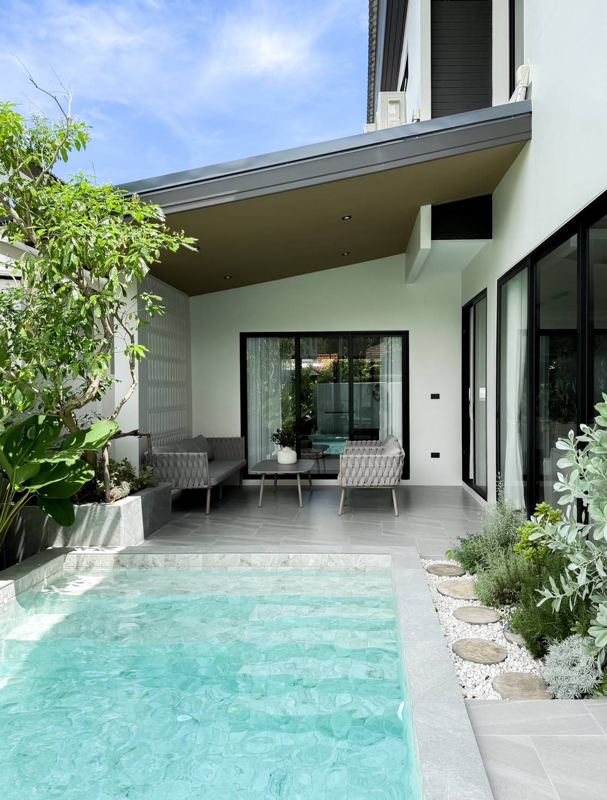 ขายบ้านพูลวิลล่า 2 ชั้น 4 ห้องนอน รีโนเวทใหม่ในสไตล์ Modern Luxury ทำเลใกล้สถานทูตอเมริกาและเซนทรัลเฟสติวัล ตกแต่งครบ พร้อมเข้าอยู่ SW002644 – รูปที่ 3