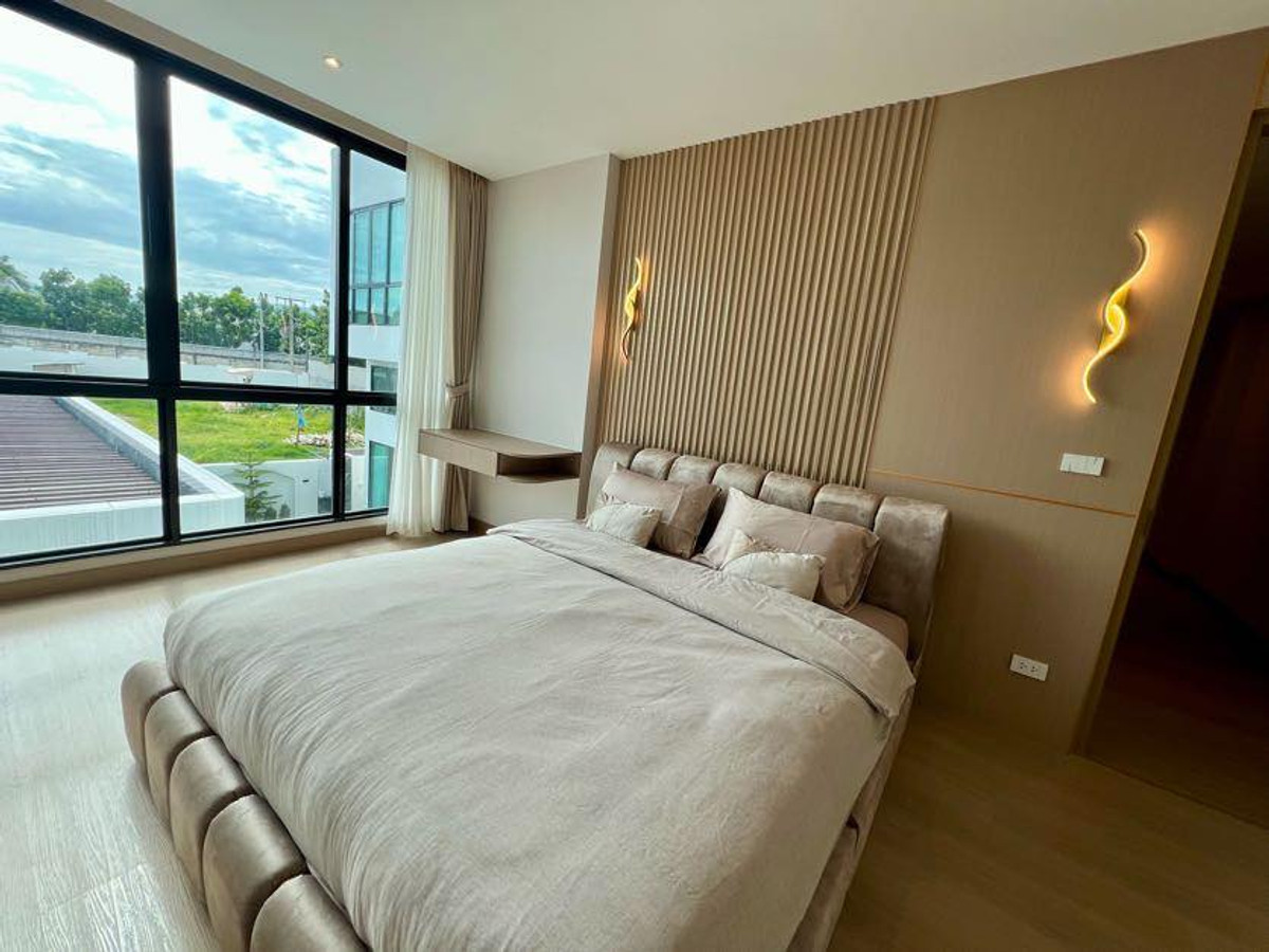 ขายพูลวิลล่า สร้างใหม่ สไตล์โมเดิร์น ใกล้สนามบินเชียงใหม่ สามารถทำ AirBnB ได้ บิ้วท์อินทั้งหลังพร้อมเฟอร์นิเจอร์และเครื่องใช้ไฟฟ้าต่างๆครบครัน พร้อมเข้าอยู่SC000430 – รูปที่ 4