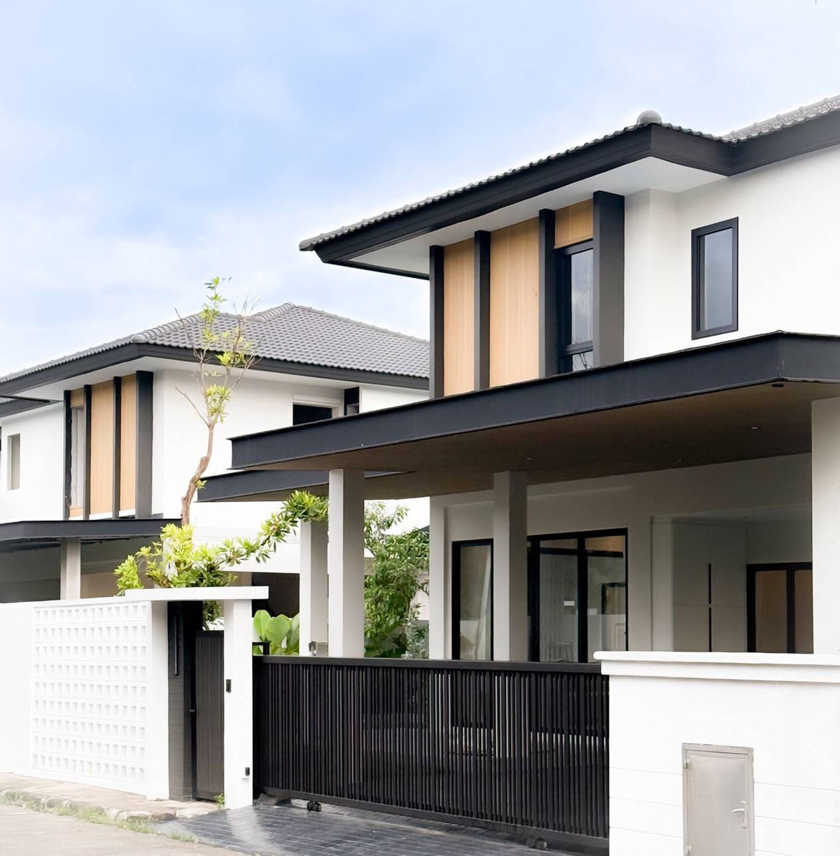 ขายบ้านพูลวิลล่า 2 ชั้น 4 ห้องนอน รีโนเวทใหม่ในสไตล์ Modern Luxury ทำเลใกล้สถานทูตอเมริกาและเซนทรัลเฟสติวัล ตกแต่งครบ พร้อมเข้าอยู่ SW002644 – รูปที่ 2