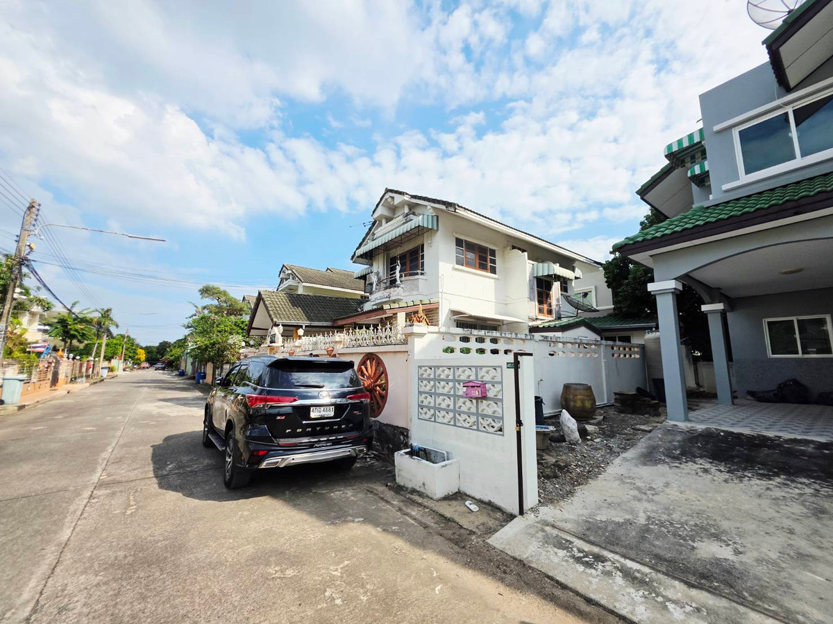 Unbeatable Price! Newly Renovated 2-Storey Detached House – Feels Just Like New Lully Ville Village, Khu Khot (Lam Luk Ka–Khu Khot Road), near Khu Khot BTS Station & Utraphimuk Expressway A fully renovated house, ready to move in – รูปที่ 3