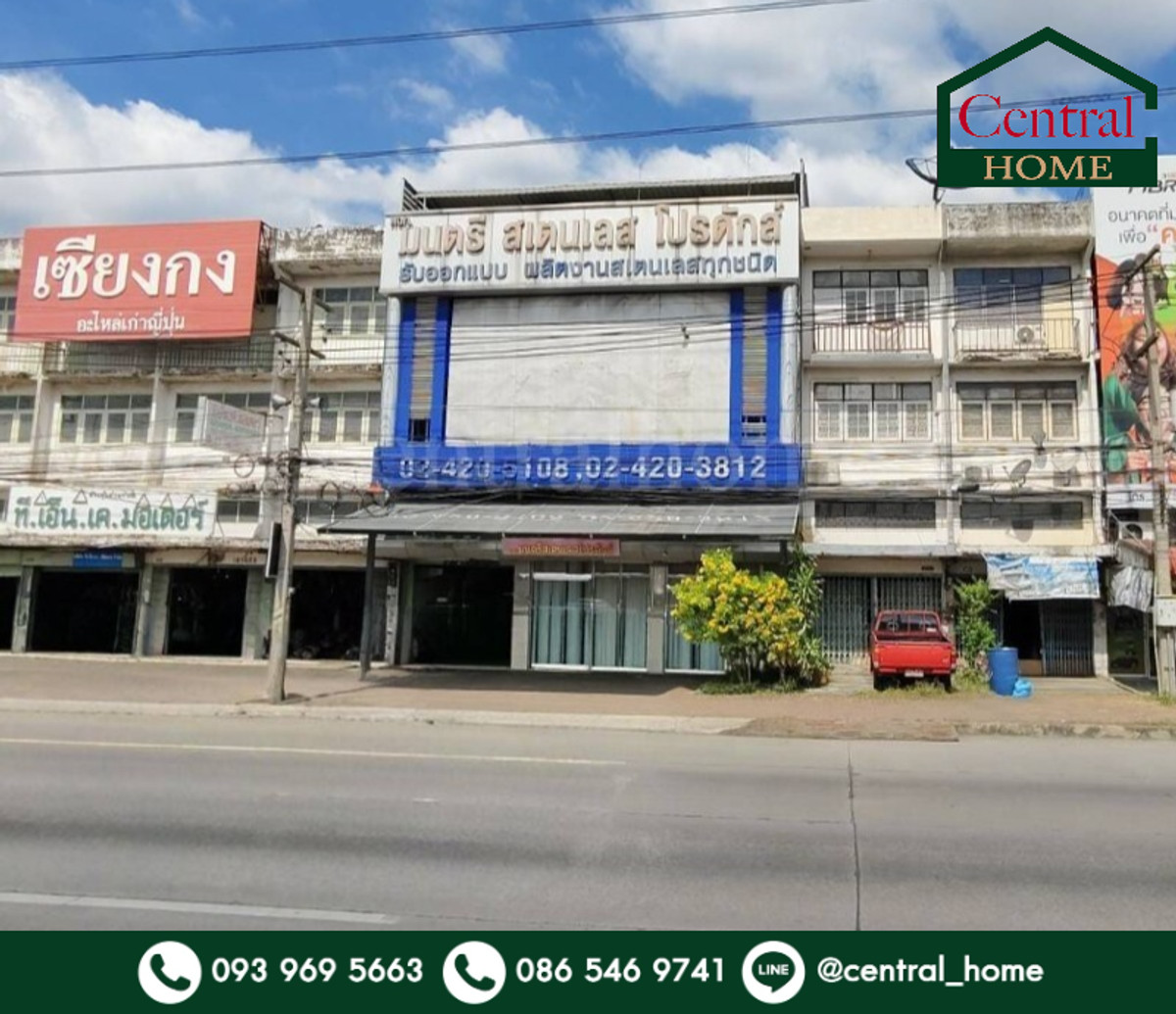 Commercial building, 3 and a half floors, 3 units, next to Petchkasem Road, good location, cheap price. Commercial building, 3 and a half floors, 3 units, next to Petchkasem Road, good location, cheap price.