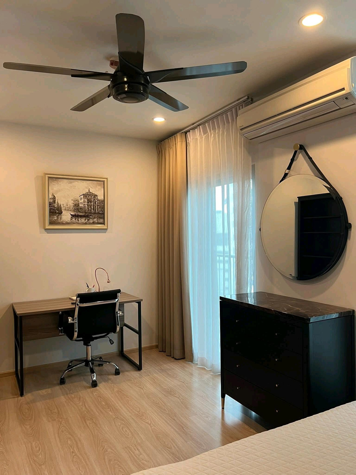 📍 Only 100 meters from MRT Cultural Center, just 1 minute walk! Very good location in the heart of Ratchada-Rama 9.