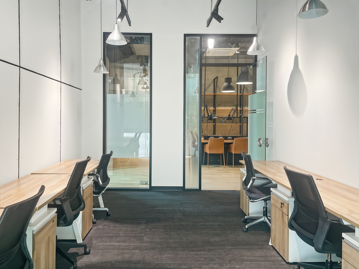 Private office space for 2 people in Regus W-District – รูปที่ 2