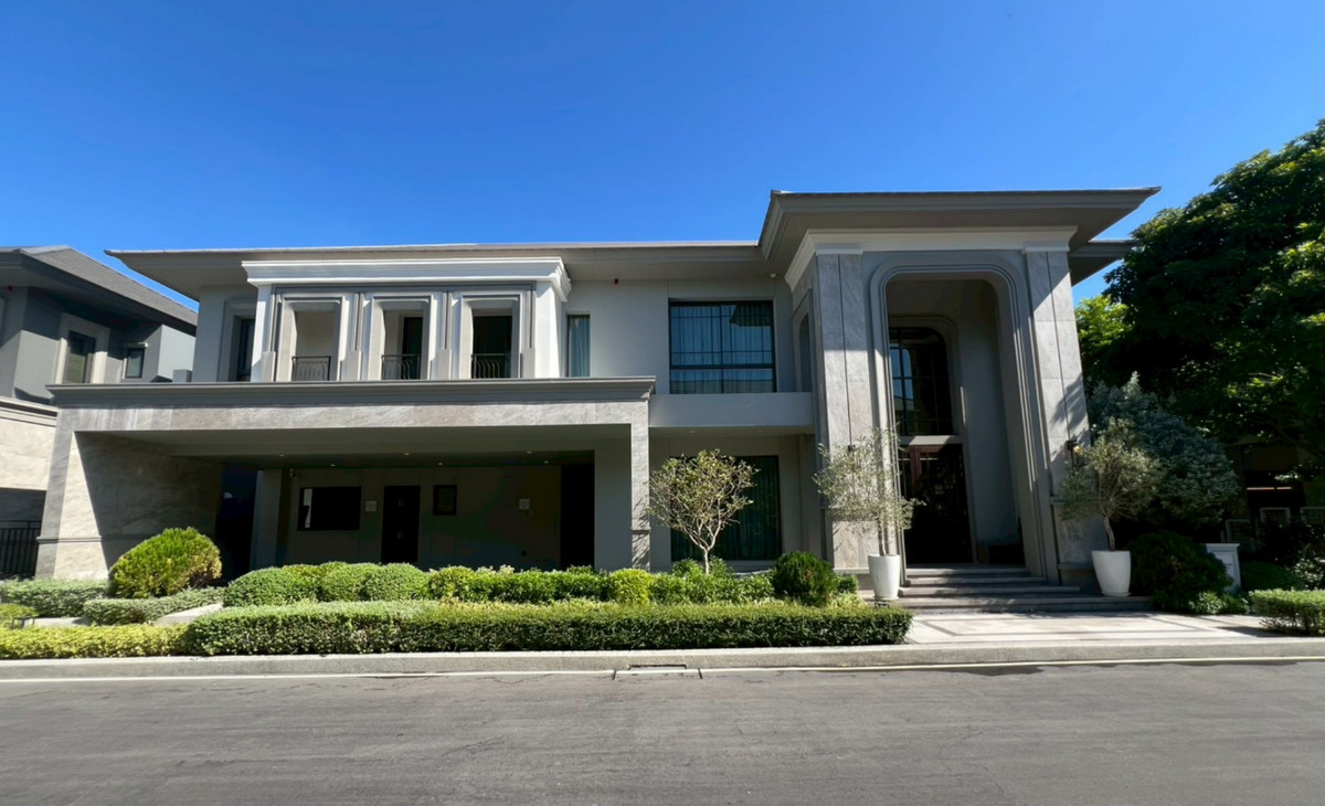 Luxurious 2-story mansion with the GRAND BANGKOK BOULEVARD State BANGNA project for you to rest and relax. With a large common area and garden
